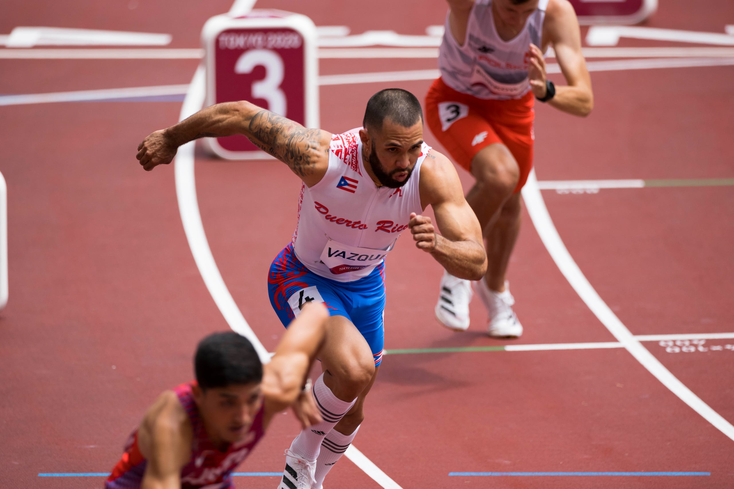 El boricua Wesley Vázquez arribó tarde a su cita en las preliminares de los 800 metros debido a que tuvo un falso positivo en una prueba de COVID justo antes de la competencia.