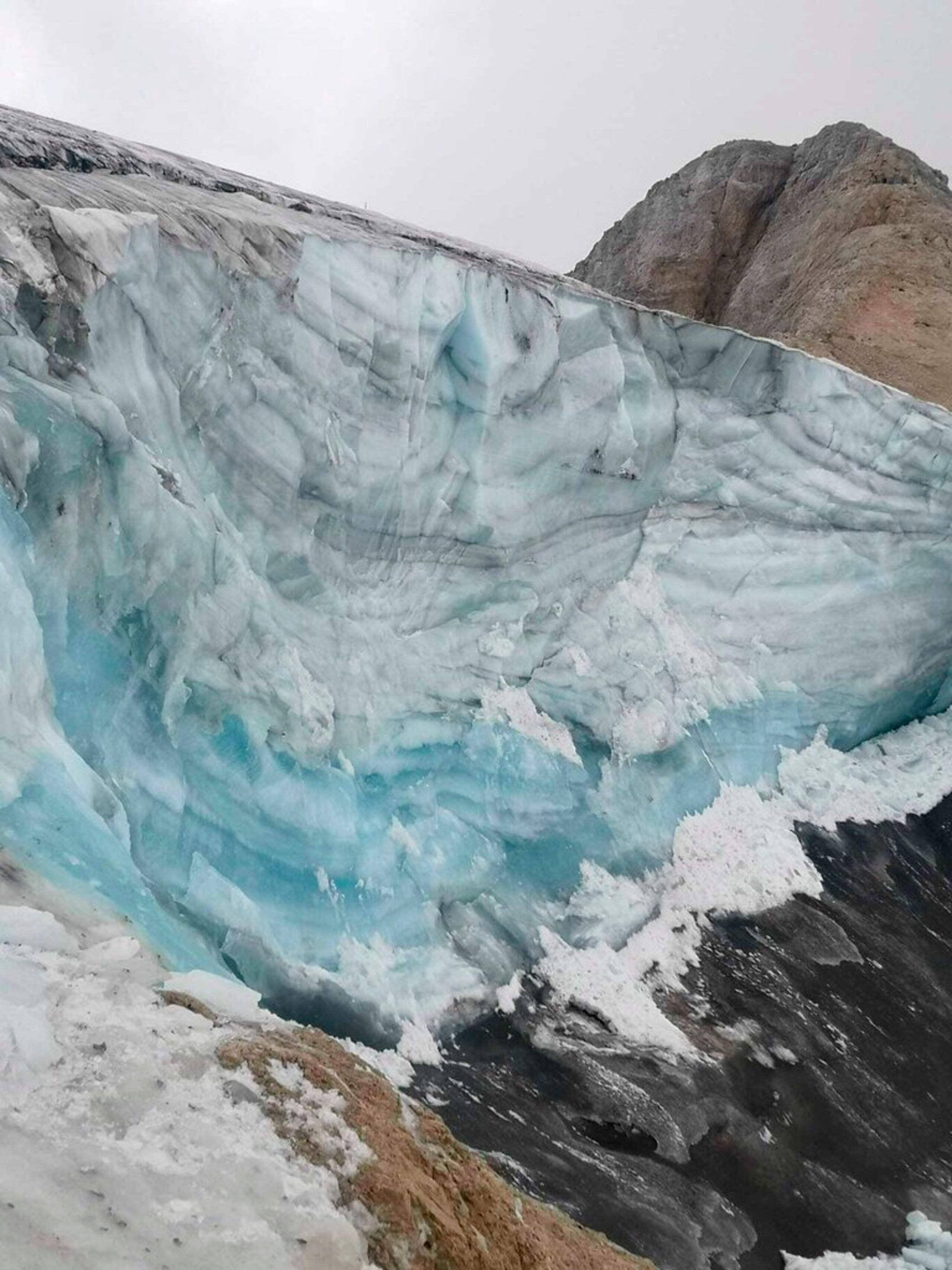 En esta imagen sin fecha proporcionada el lunes 4 de julio de 2022 por la oficina de prensa de la Provincia Autónoma de Trento, el glaciar de la Marmolada, en los Alpes italianos, donde se desprendió un enorme fragmento que desencadenó un alud sobre varios montañeros el domingo.