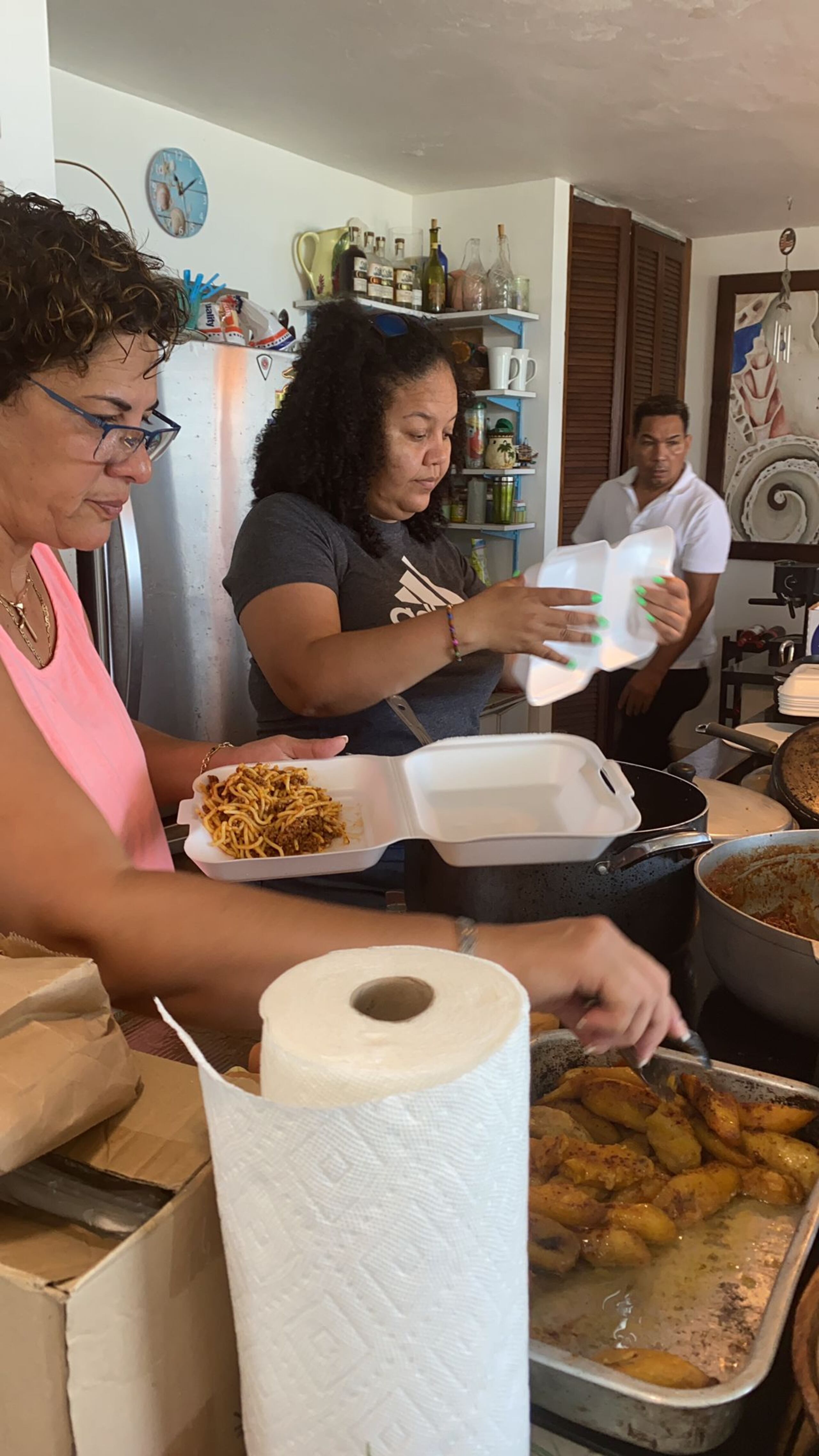 Cada semana buscan un lugar donde preparar los alimentos, pues no cuentan con un edificio fijo para ello, ni para guardar los víveres y expedientes.