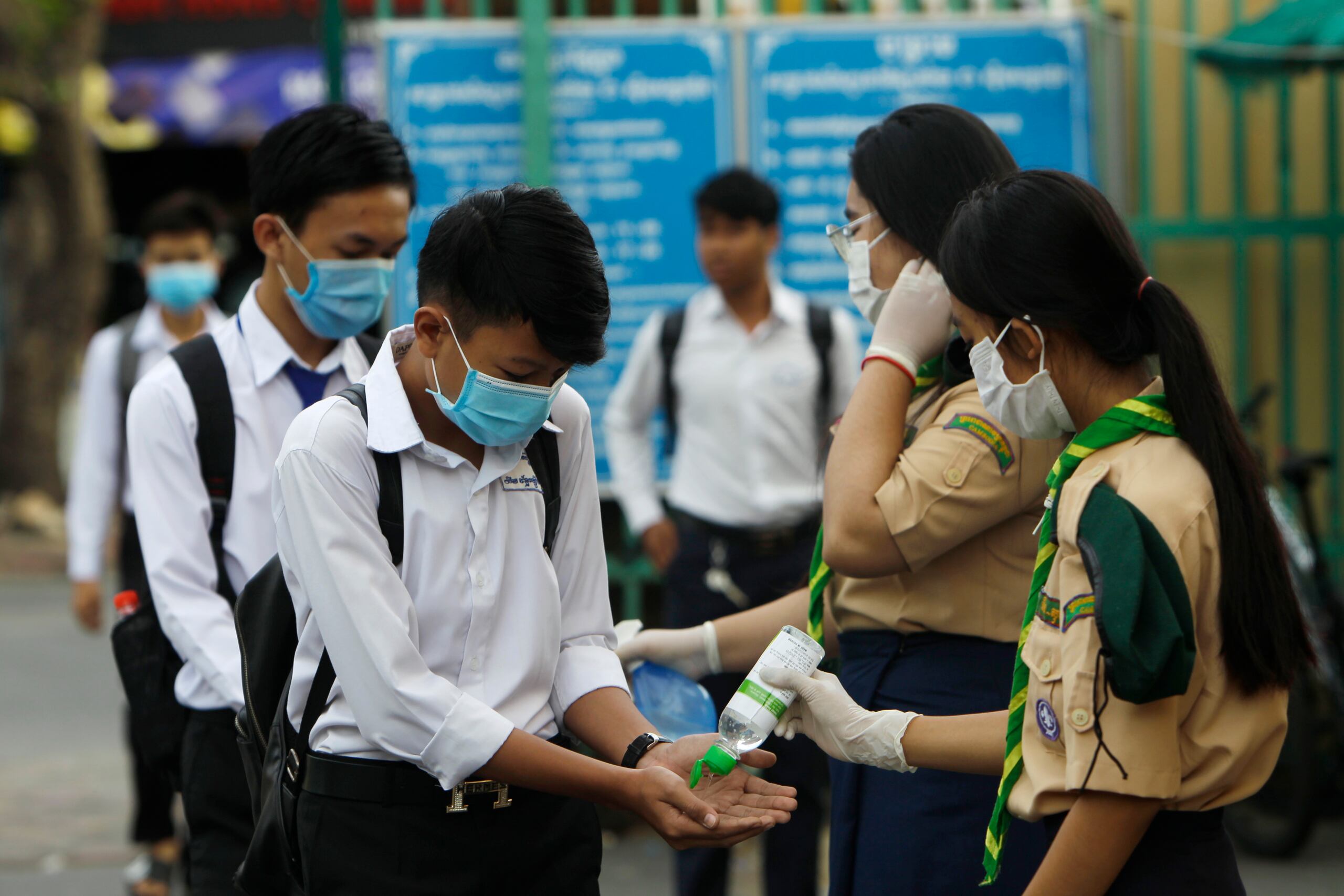 Estudiantes en proceso de integrarse a las aulas en una escuela superior en la capital de Camboya, donde las clases presenciales se habían suspendido en marzo.