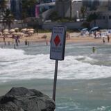 Instalan torre para salvavidas en playa de Condado