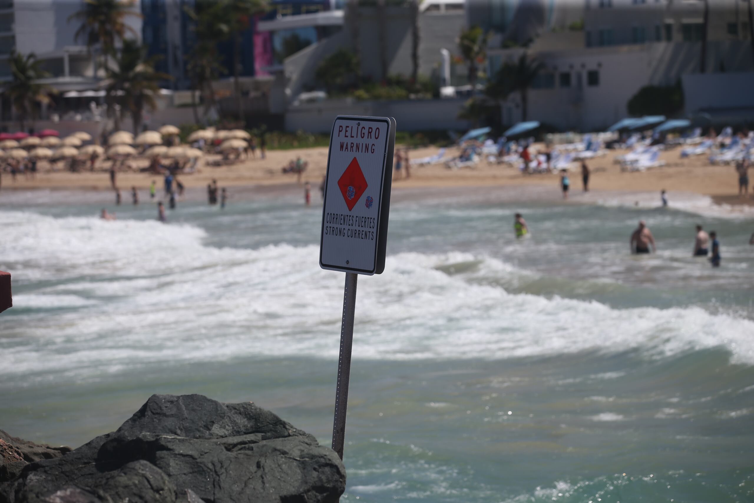 Un bañista murió ahogado en la playa del Condado. ( Archivo / alex.figueroa@gfrmedia.com)