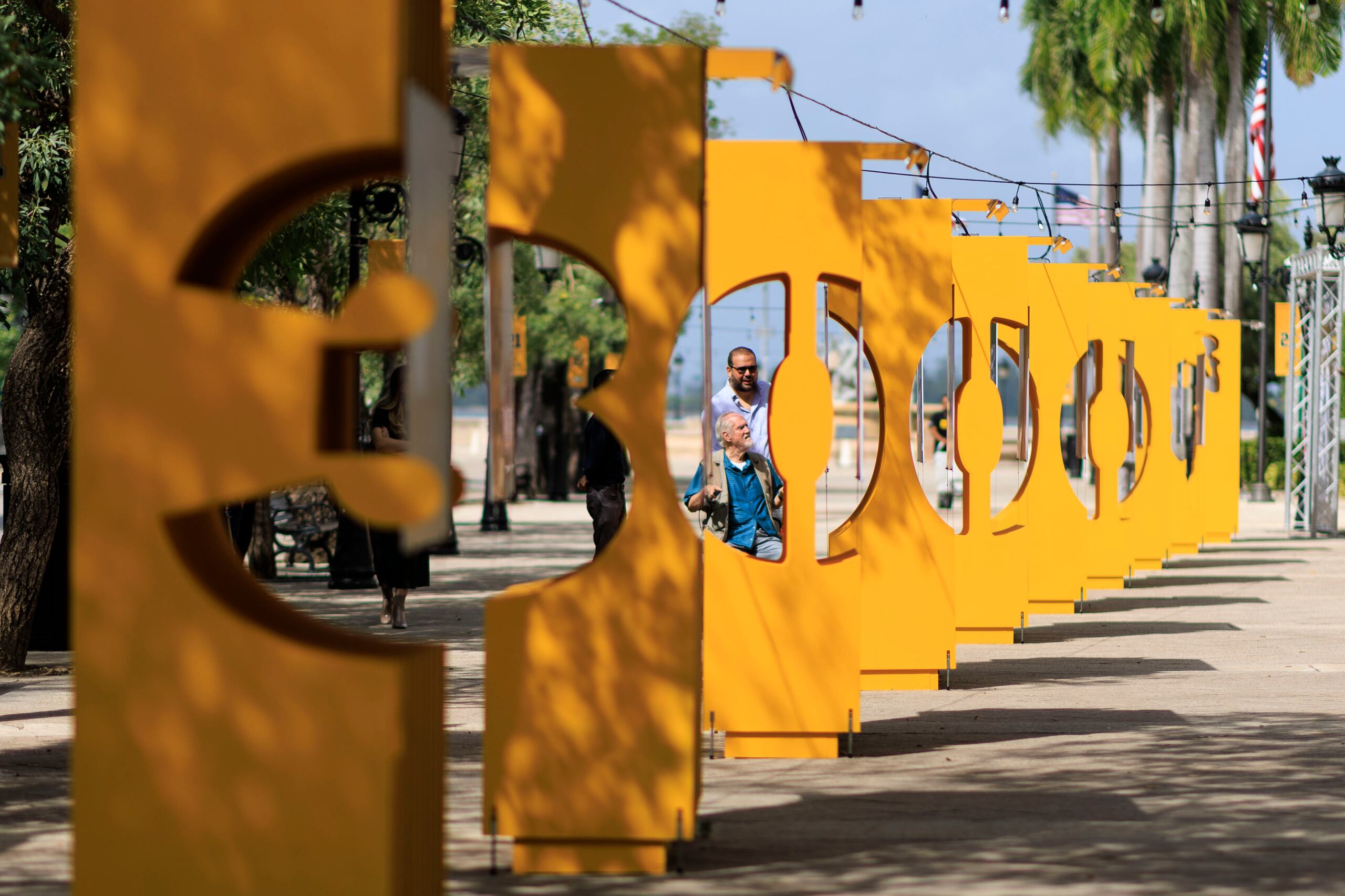 La exposición de fotos están exhibidas en una obra diseñada por el Arquitecto y Diseñador Luisel Zayas y Franco Marcano de Formateria que sirve para no solo sostener las fotos sino para que los visitantes se tomen una foto especial en el lugar.