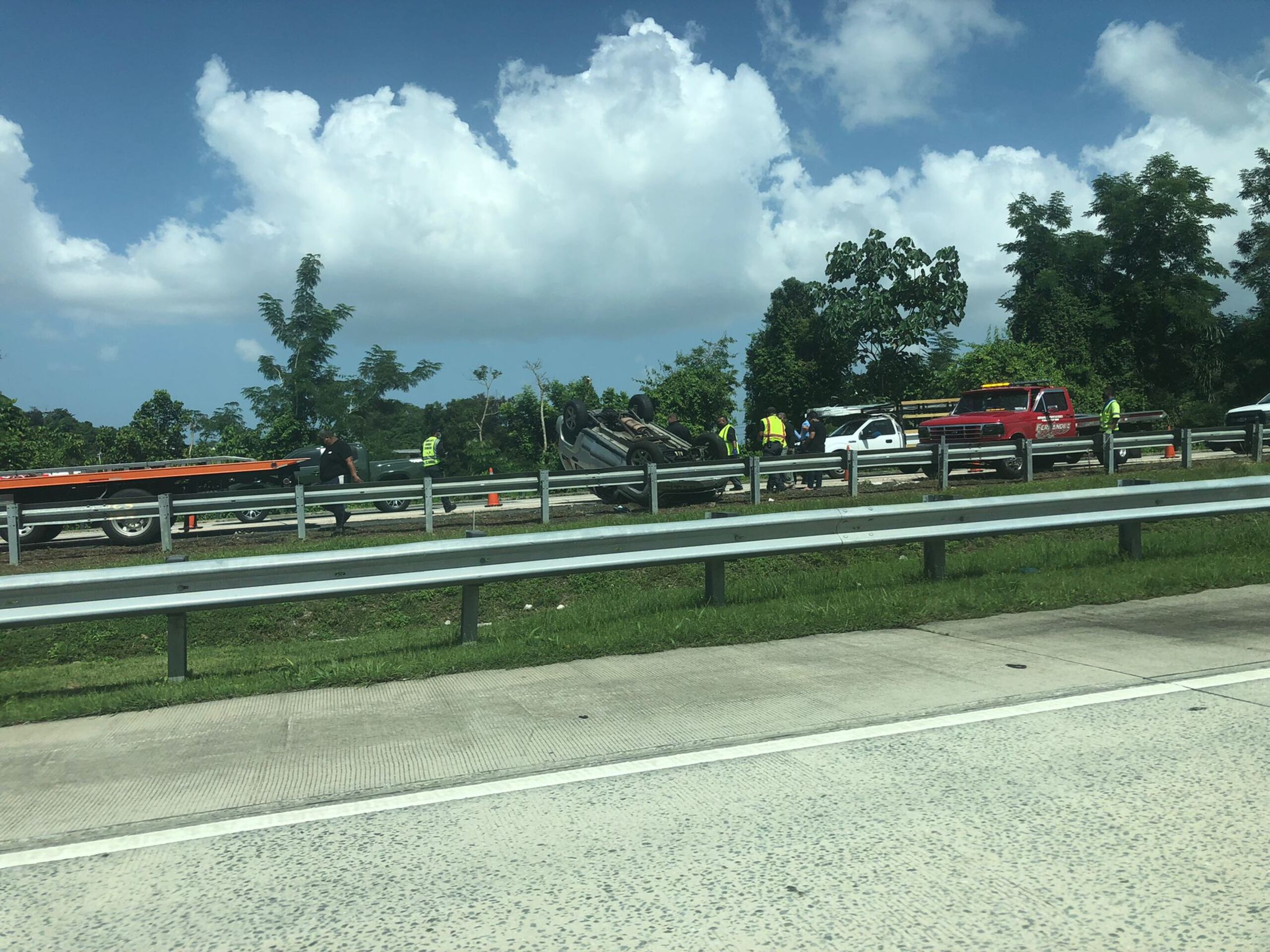 El vehículo se volcó en el kilómetro 6, en dirección de Caguas a San Juan.