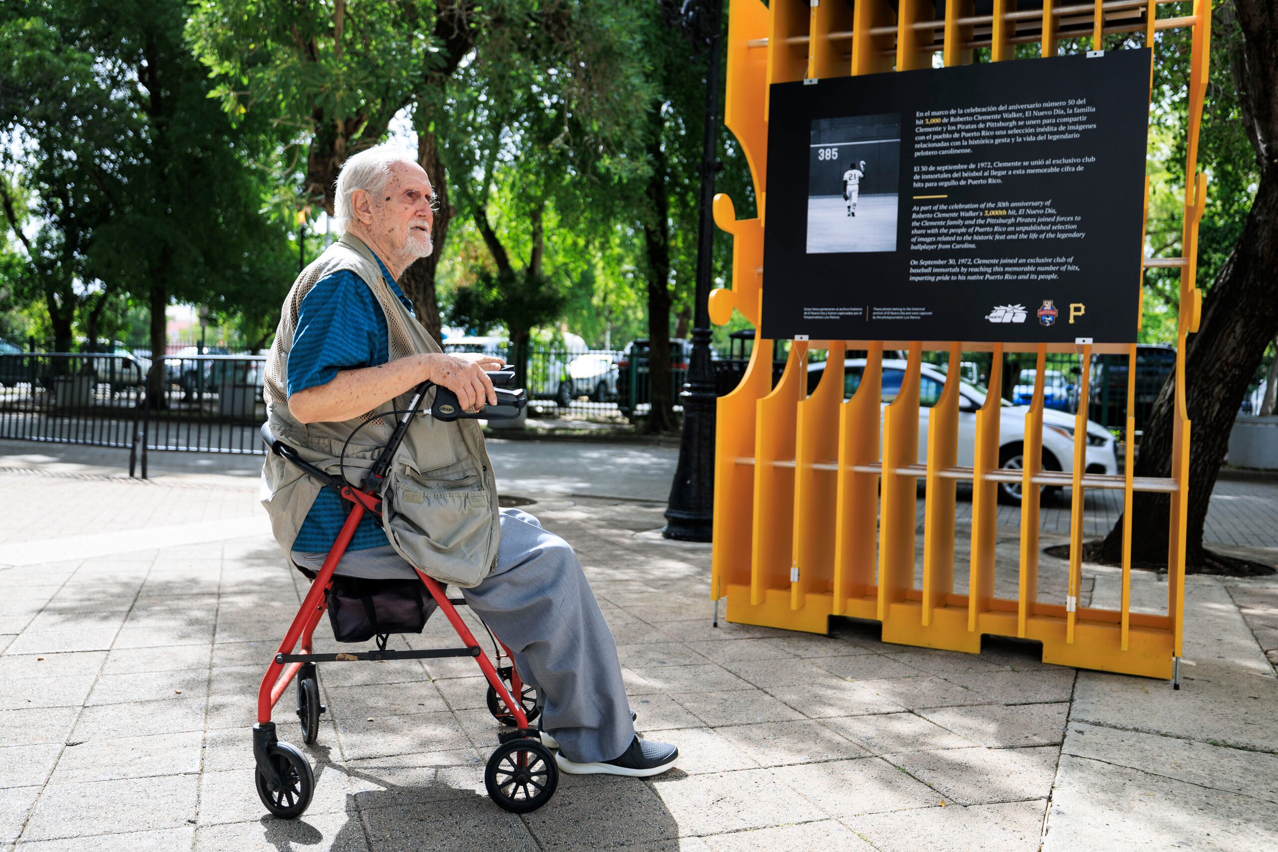 Las fotos exhibidas son del lente del ahora retirado fotoperiodista Luis Ramos, quien hoy estuvo presente para el corte de cinta.