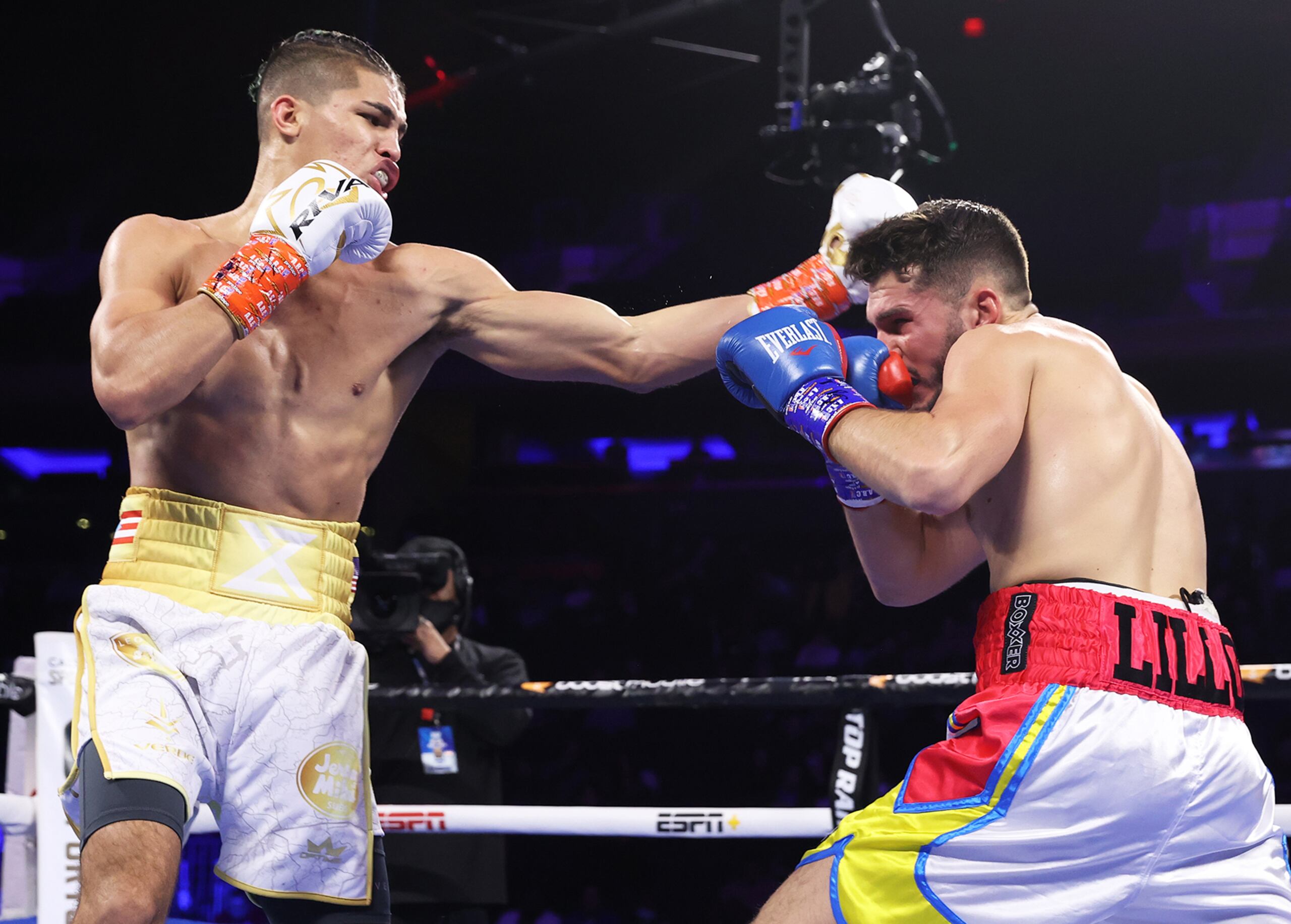 El puertorriqueño Xander Zayas, a la izquierda, conecta con la izquierda a la cabeza de su rival del sábado, el italiano Alessio Mastronunzio.