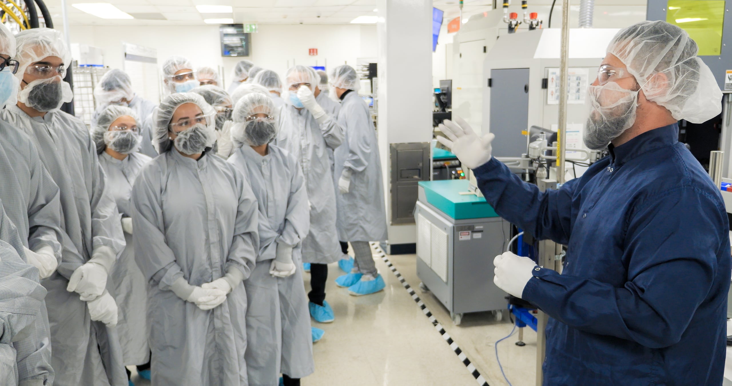 Estudiantes universitarios visitan las facilidades de la empresa Boston Scientific.