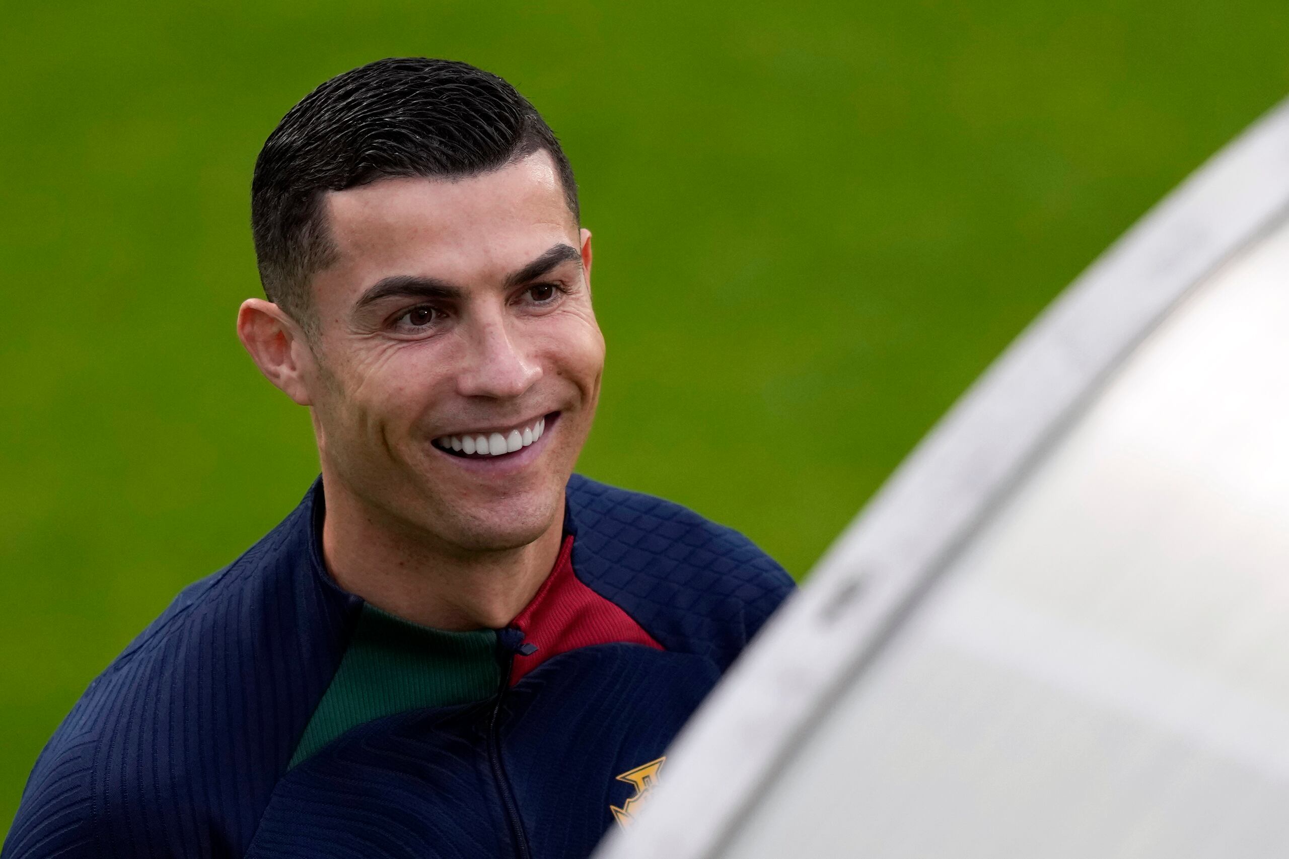 Cristiano Ronaldo sonríe a su llegada a un entrenamiento de la selección de Portugal en Oeiras, a las afueras de Lisboa, el 14 de noviembre de 2022.