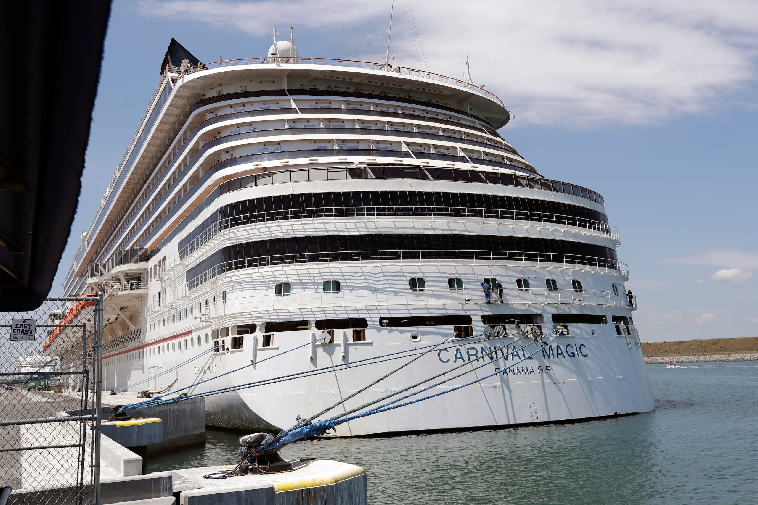 El barco Carnival Magic, de la empresa de cruceros Carnival, anclado en Port Canaveral, Florda, el 4 de abril de 2020.