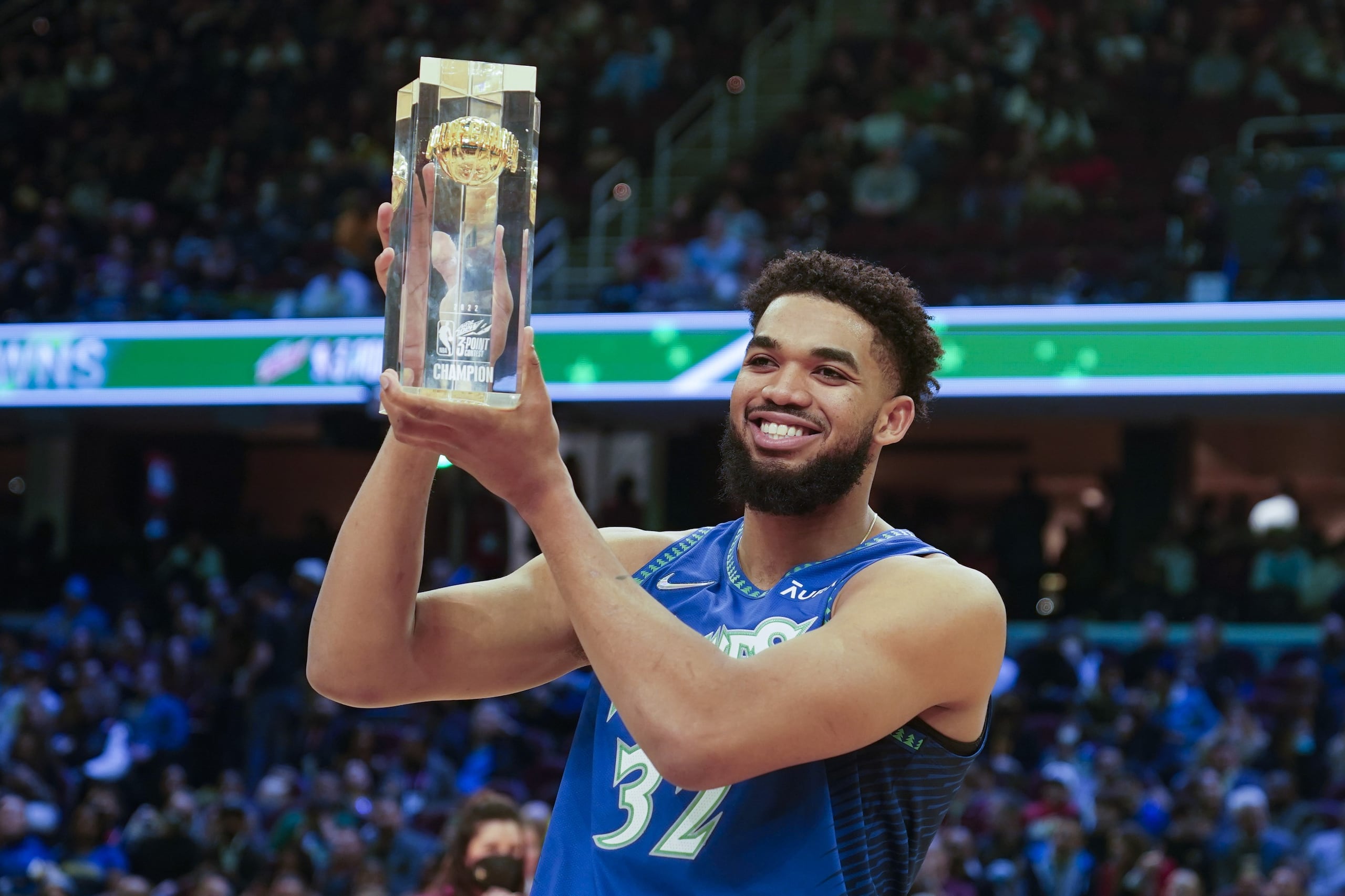 Karl-Anthony Towns, de raíces dominicanas, sostiene el galardón de la competencia de tres puntos.