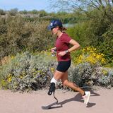 Con prótesis, mujer corre 102 maratones en 102 días 