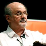 Tras apuñalamiento, Salman Rushdie reaparece y habla de su dificultad para escribir: “Es deprimente”