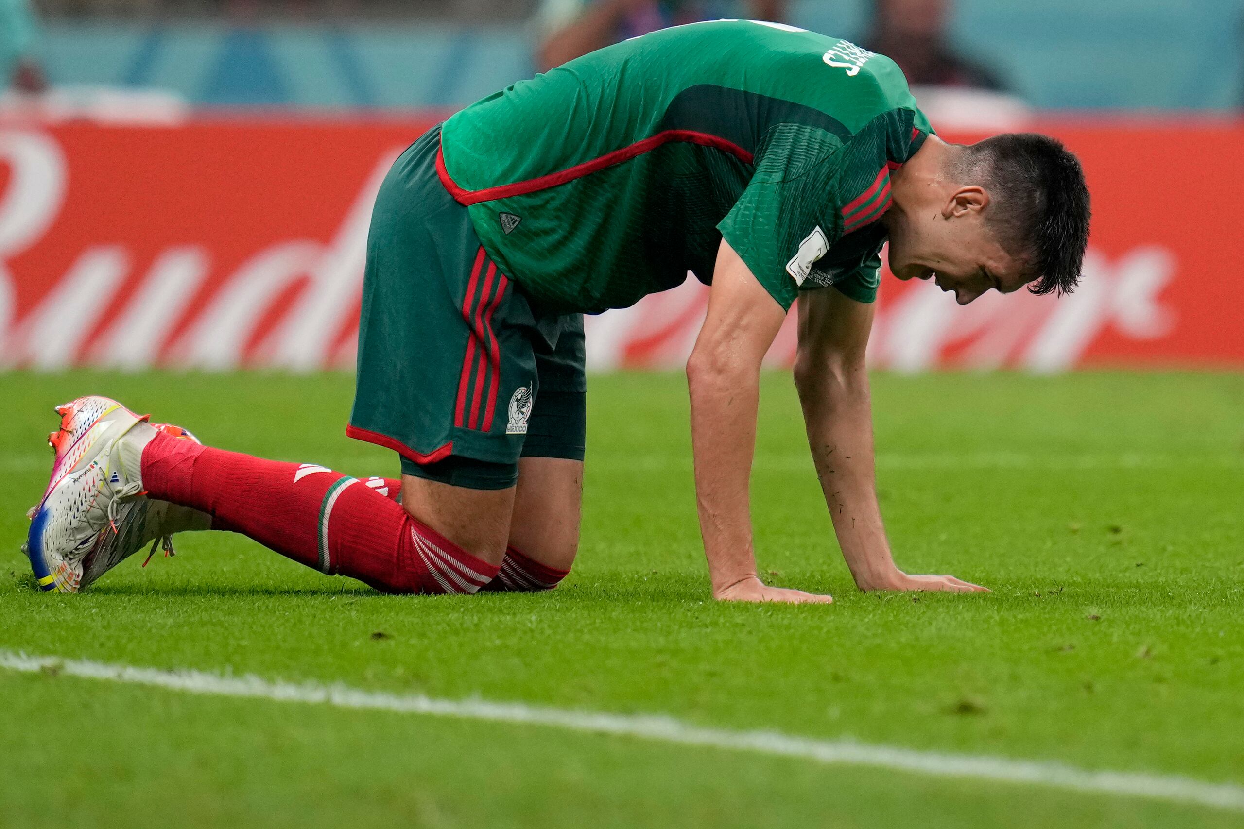 César Montes de México reacciona al final del partido contra Arabia Saudí por el Grupo C de la Copa Mundial en el Estadio Lusail en Lusail, Qatar, el miércoles 30 de noviembre de 2022. México ganó 2-1 pero no logró avanzar en el torneo. (Foto AP/Ricardo Mazalán)