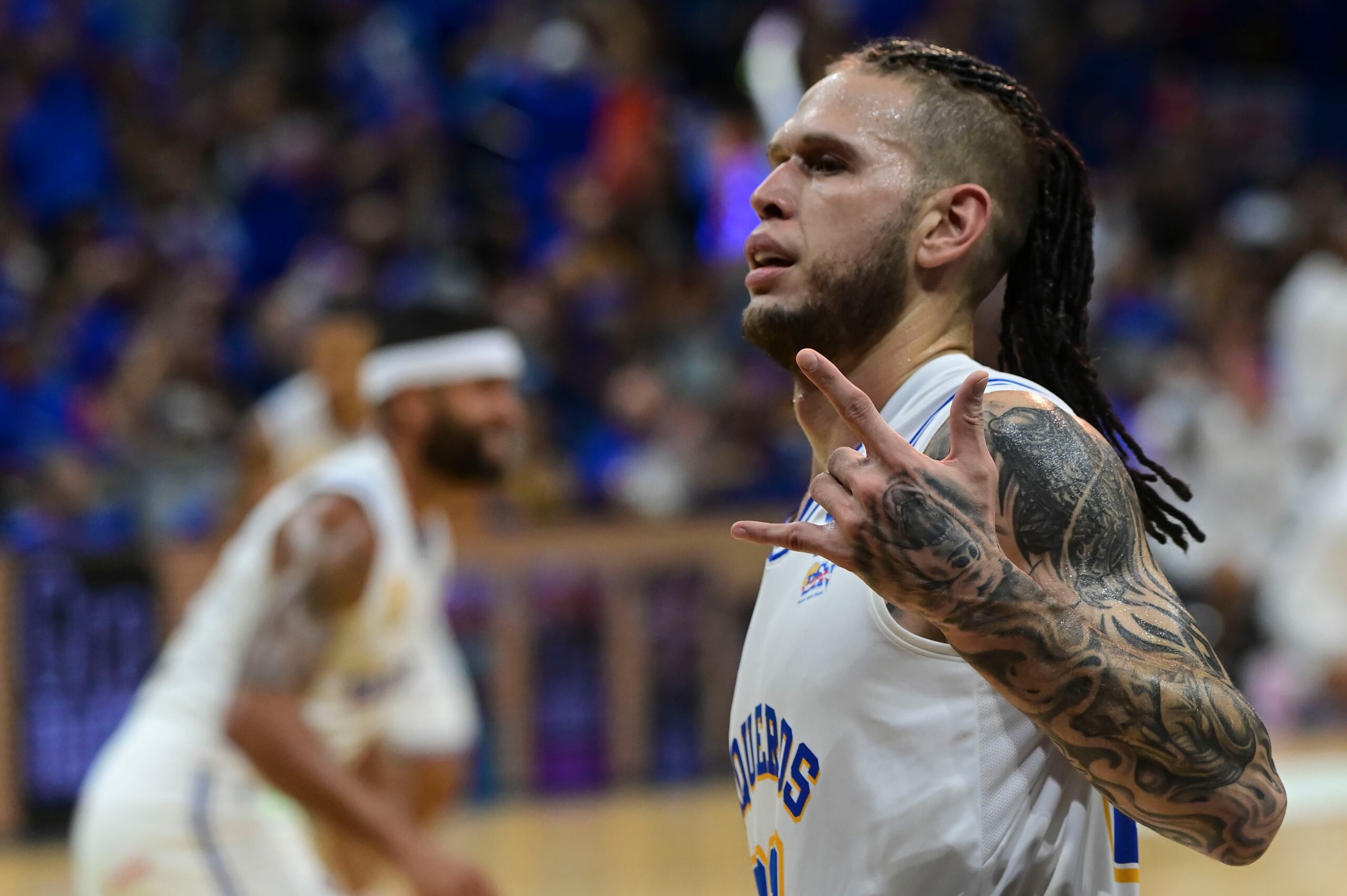 El dedo corazón de la mano izquierda de Benito Santiago Jr. resultó lastimado durante el primer partido de la serie final del Baloncesto Superior Nacional (BSN) el lunes en Bayamón.