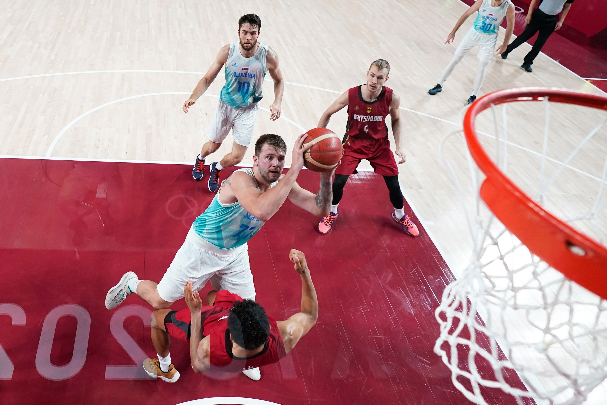 Luka Doncic, de Eslovenia, ha estado jugando de manera dominante en el torneo. Su equipo es uno de los tres invictos en las semfinales. Los otros dos son Francia y Australia.