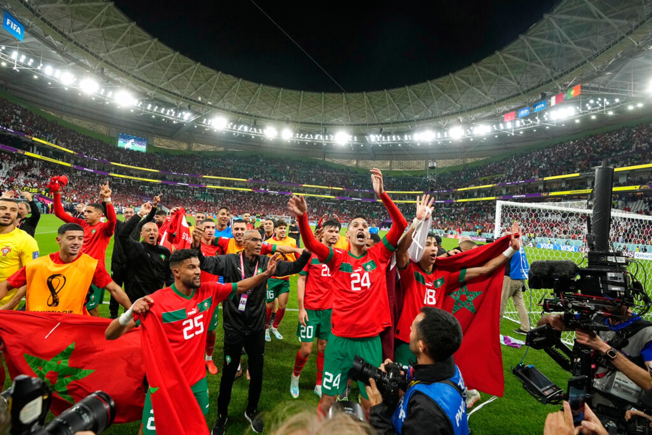 Los jugadores de Marruecos celebran después del partido de fútbol de los cuartos de final de la Copa del Mundo entre Marruecos y Portugal, en el estadio Al Thumama en Doha, en Qatar. (AP Photo/Martin Meissner)