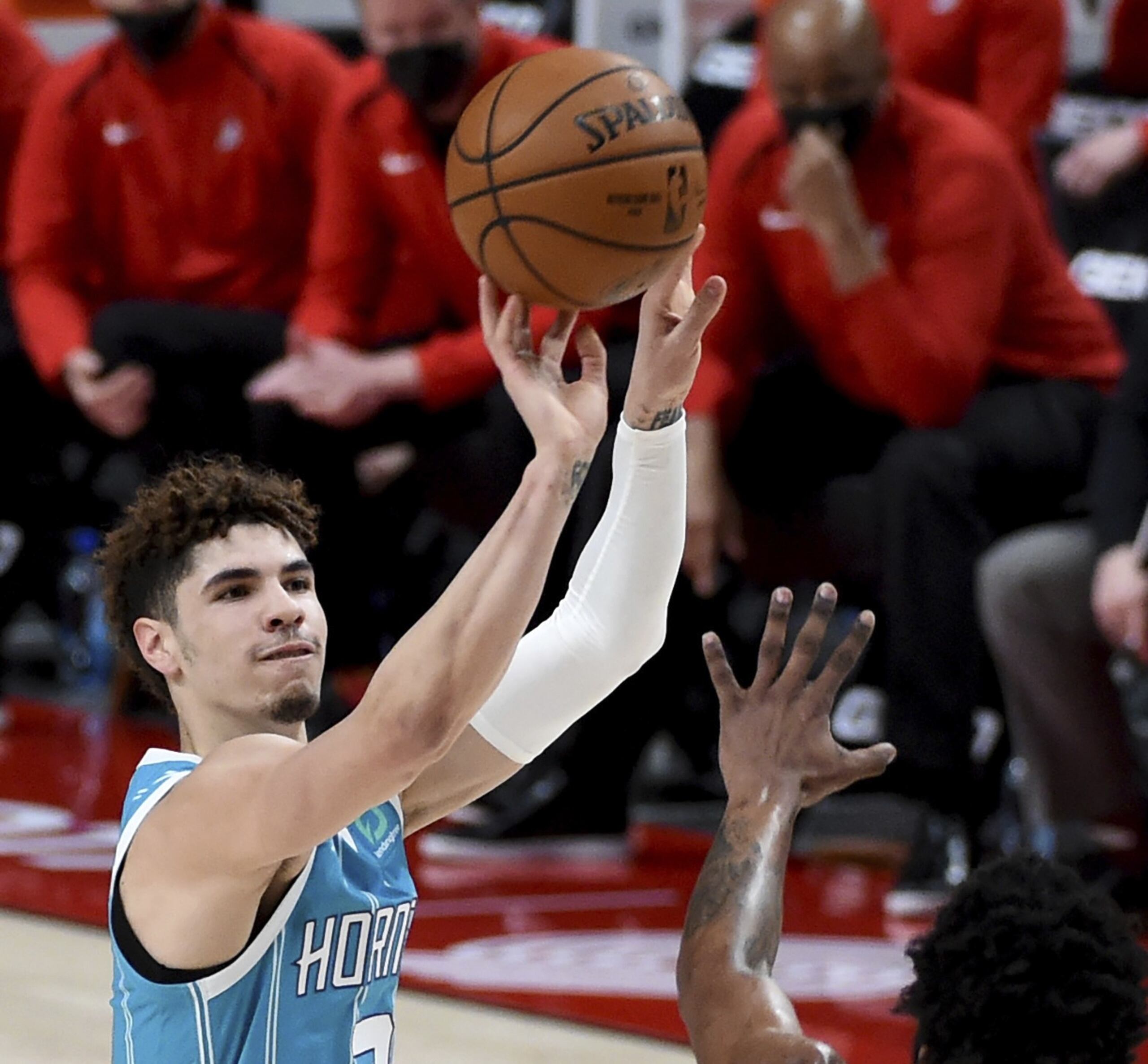 LaMelo Ball lidera a los novatos en la NBA en puntos, rebotes, asistencias y robos de balón.