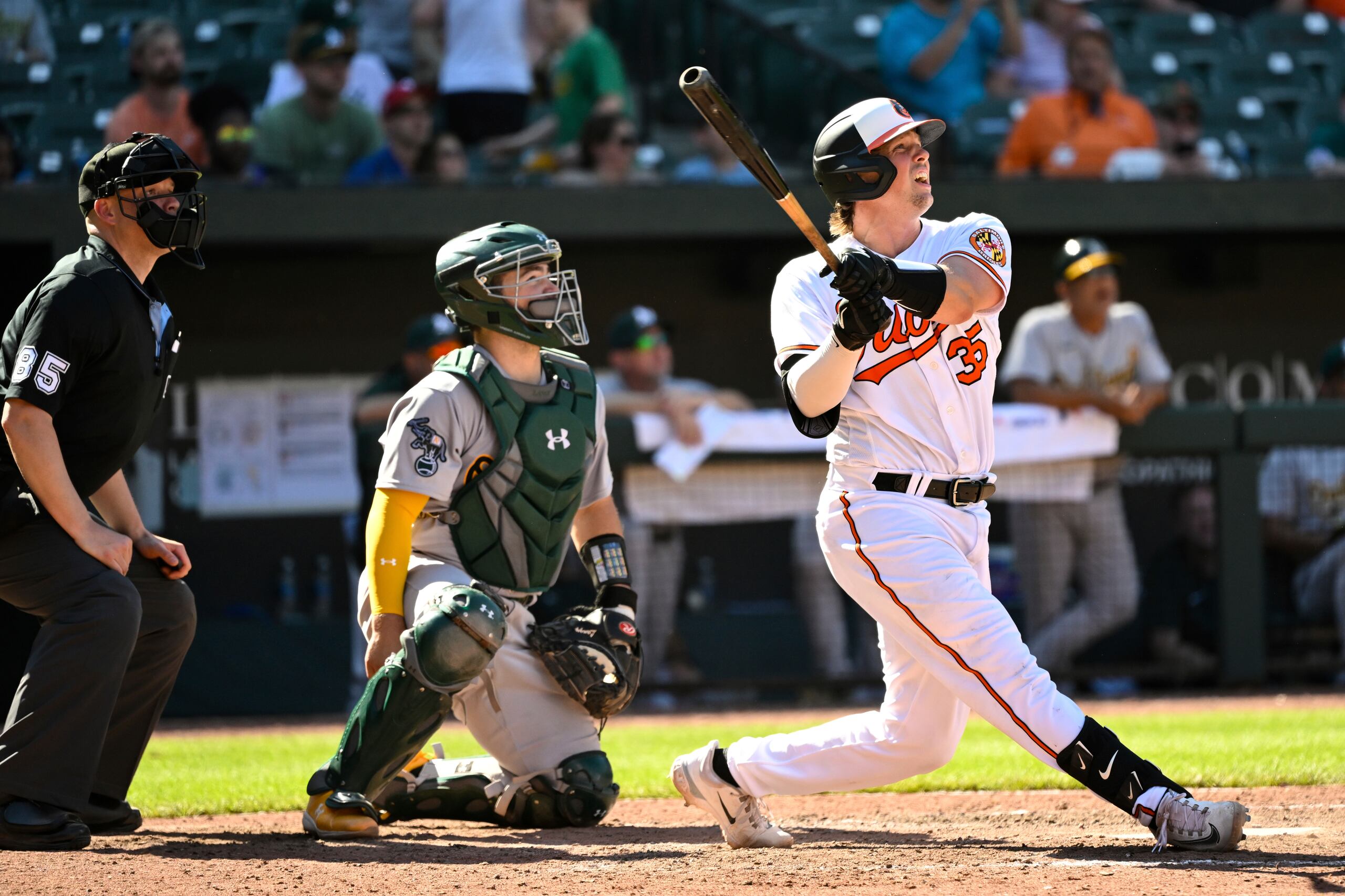 Adley Rutschman de los Orioles de Baltimore batea un jonrón para sellar la victoria ante los Atléticos de Oakland, el jueves 13 de abril de 2023. (AP Foto/Terrance Williams)