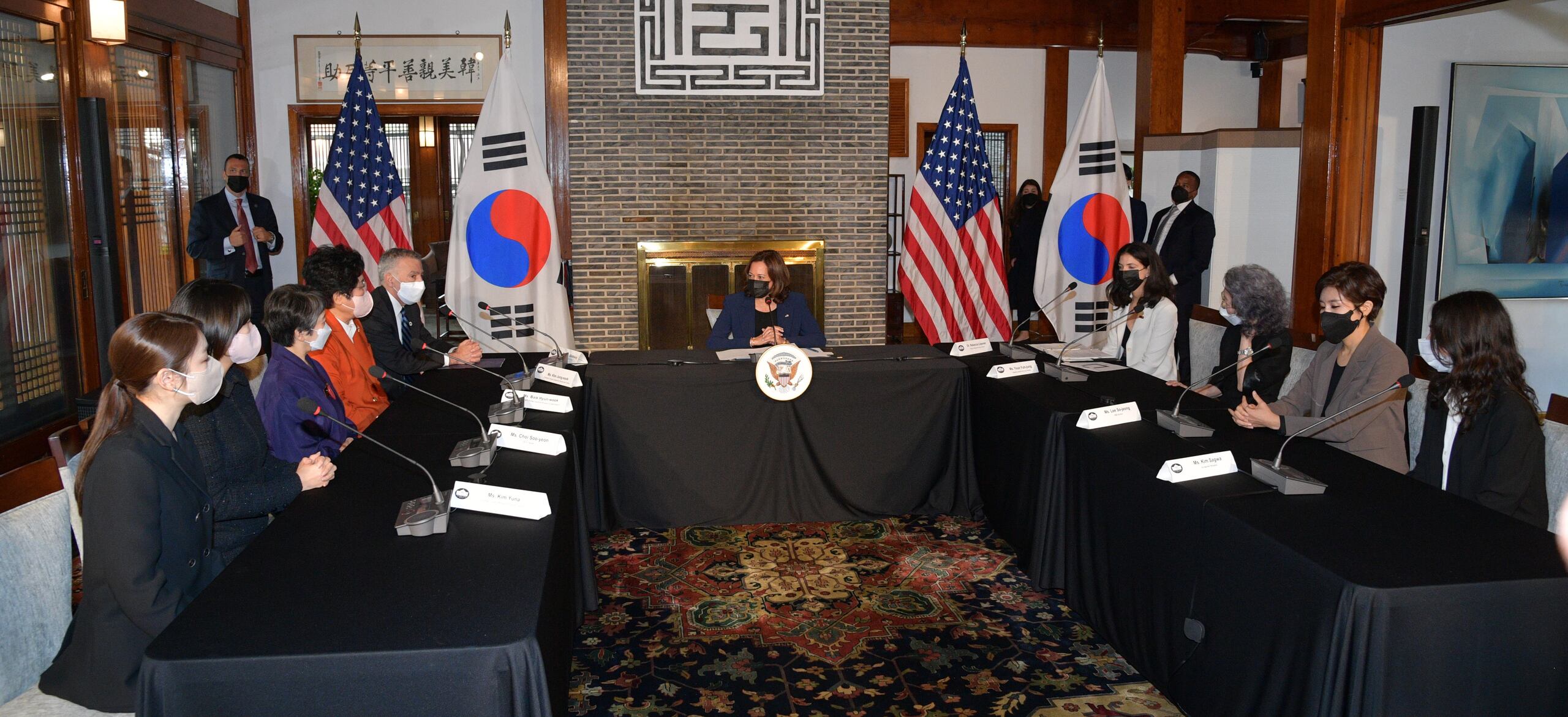 Durante su encuentro con Yoon, Harris reafirmó el compromiso de Washington de mantener la llamada “disuasión ampliada” para defender a Seúl ante los avances armamentísticos norcoreanos.