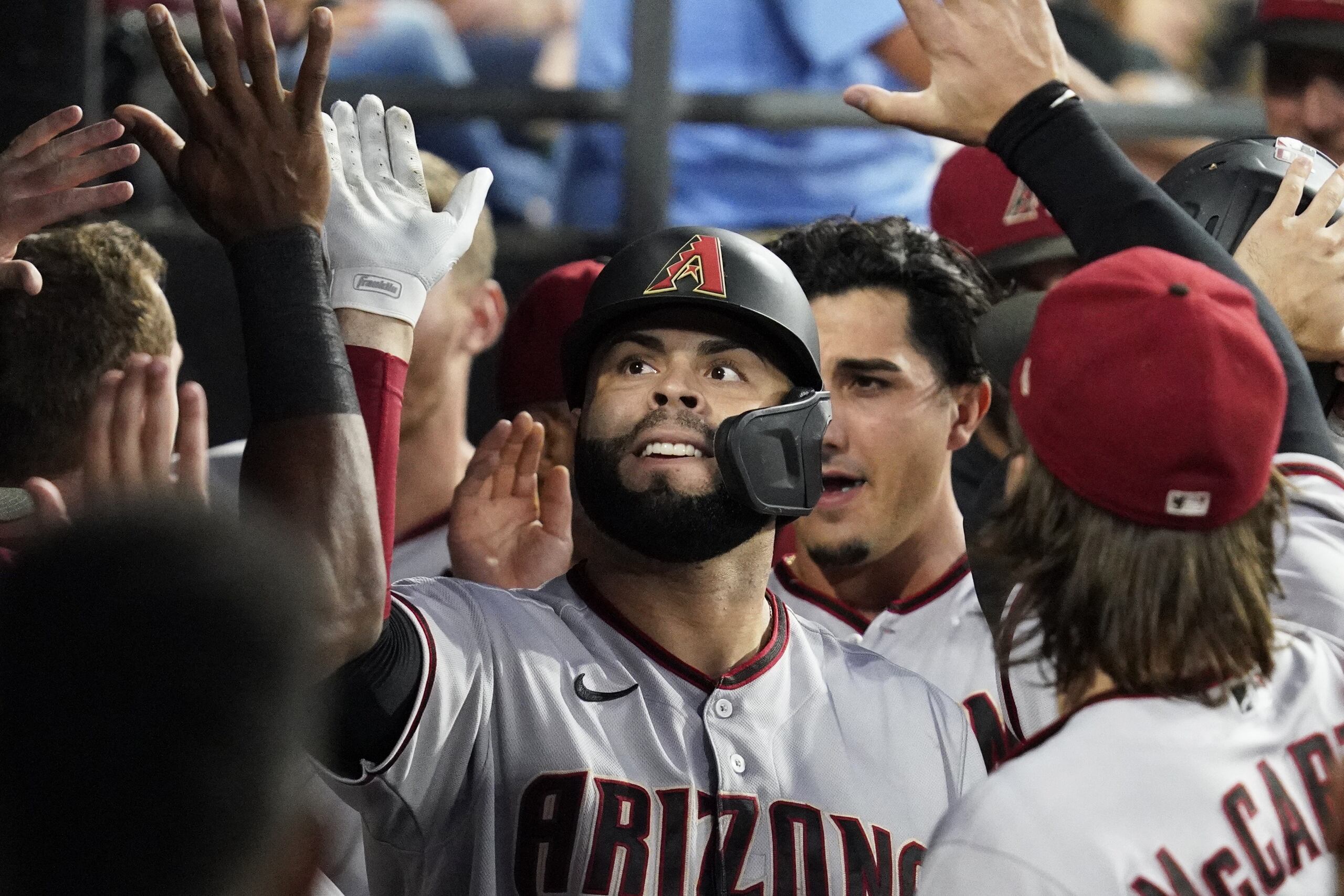 El boricua Emmanuel Rivera, de los Diamondbacks de Arizona, festeja en el dugout luego de pegar un jonrón de dos carreras ante los White Sox de Chicago.