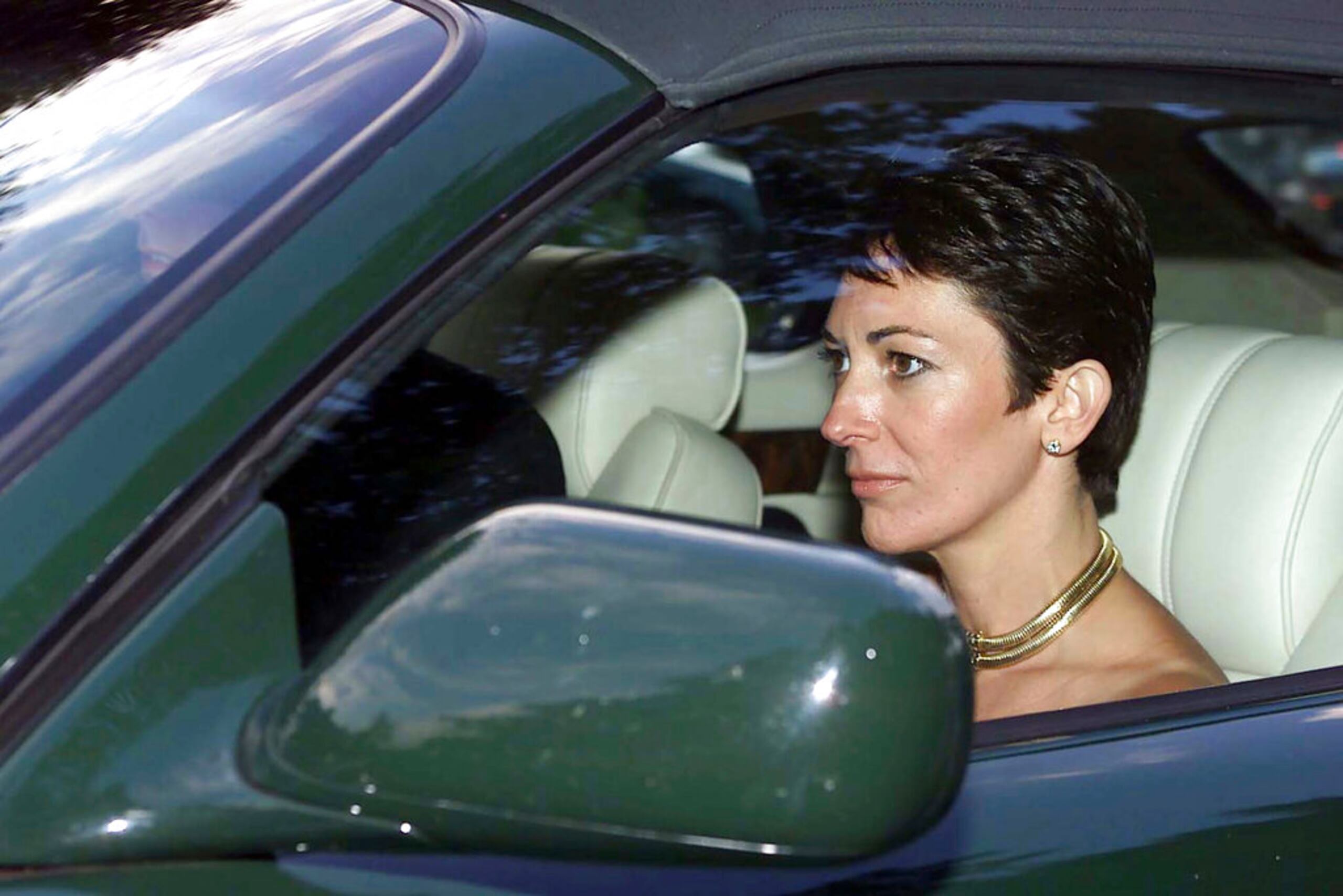 Ghislaine Maxwell, de 60 años, fue detenida en julio de 2020 por el Negociado Federal de Investigaciones tras ser acusada por procurar a niñas adolescentes para ser abusadas sexualmente por el financiero Jeffrey Epstein desde 1994 hasta 2004.