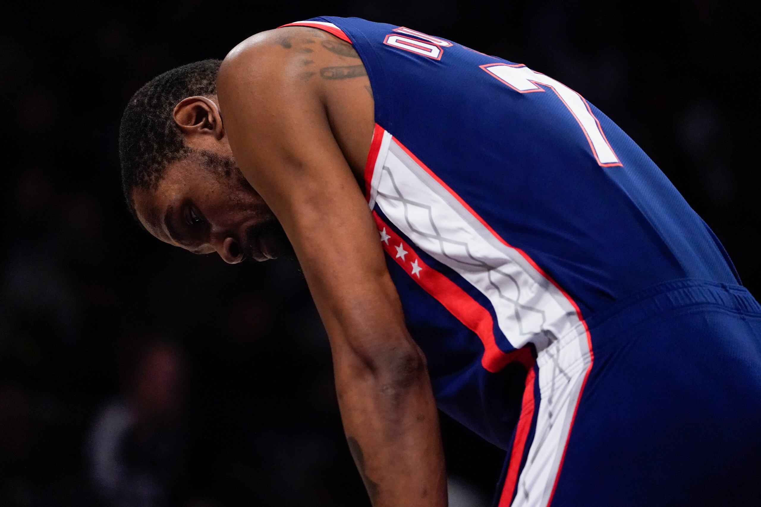 Kevin Durant reacciona durante el juego que resultó en la eliminación de los Nets.