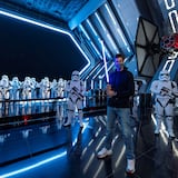 Tom Brady celebra la victoria de los Tampa Bay en una lejana galaxia en Disney World