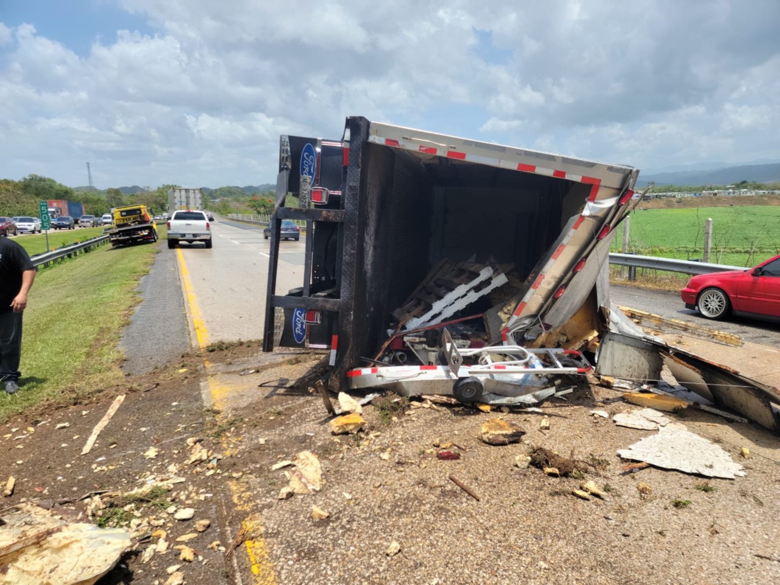 El conductor del camión resultó lesionado. Su condición es estable. 