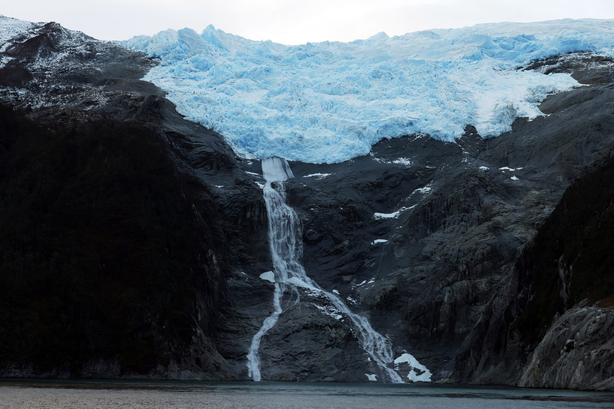 Fotografía tomada el pasado 12 de mayo en la que se registró el proceso de deshielo del glaciar Alemania, en el parque nacional Alberto de Agostini, en Tierra del Fuego (Chile). EFE/Elvis González
