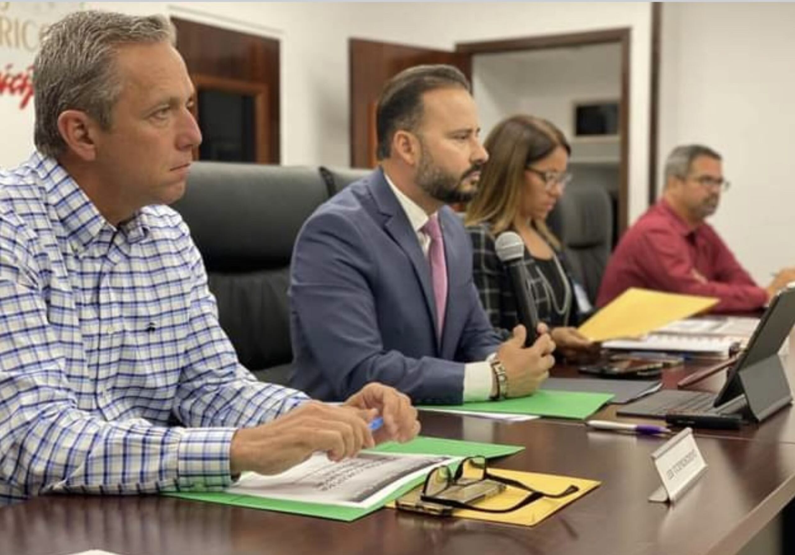 En la foto, de izquierda a derecha, el alcalde de Coamo, Juan Carlos García Padilla, de Villalba, Luis Javier Hernández, de Salinas, Karilyn Bonilla Colón y de Vega Baja, Marcos Cruz Molina.