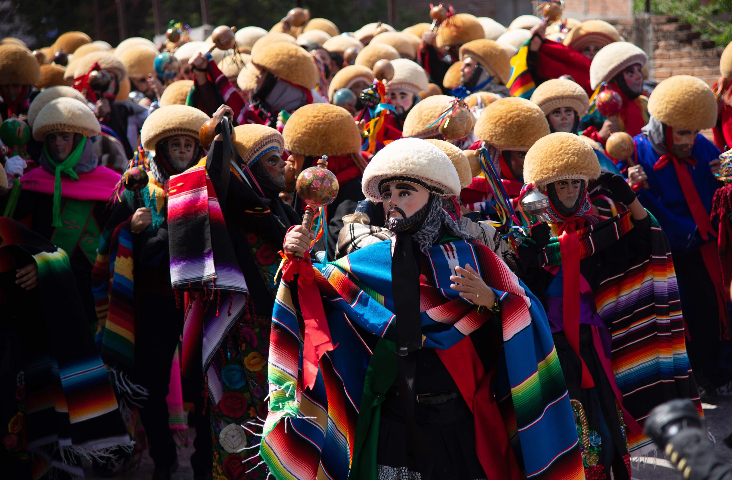 Un grupo de danzantes parachicos desfilan durante la fiesta grande, hoy por las calles del municipio Chiapa de Corzo, estado de Chiapas (México). EFE/Carlos López
