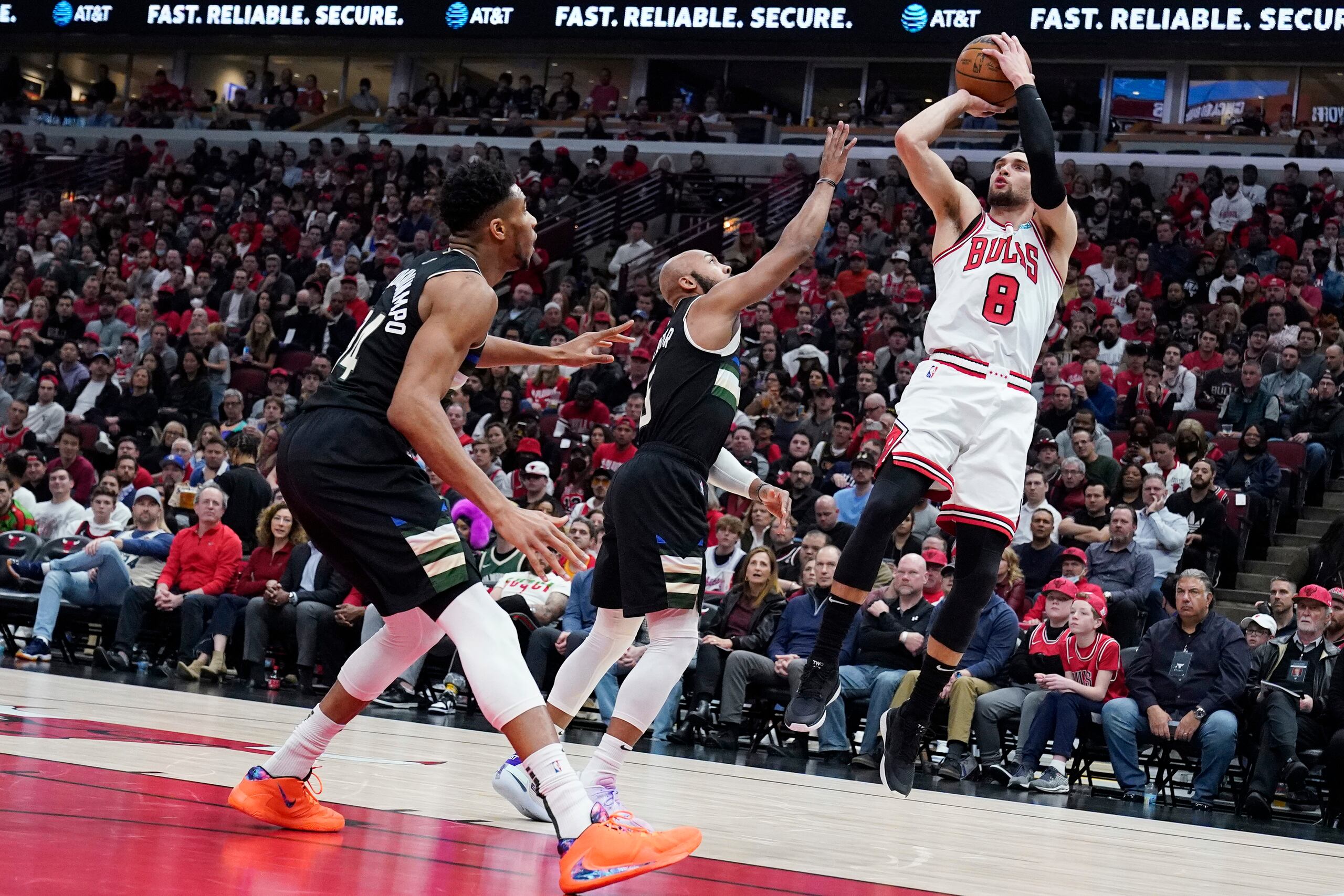 Zach LaVine de los Bulls de Chicago dispara al aro ante los Bucks de Milwaukee, el 22 de abril de 2022. (AP Foto/Nam Y. Huh)