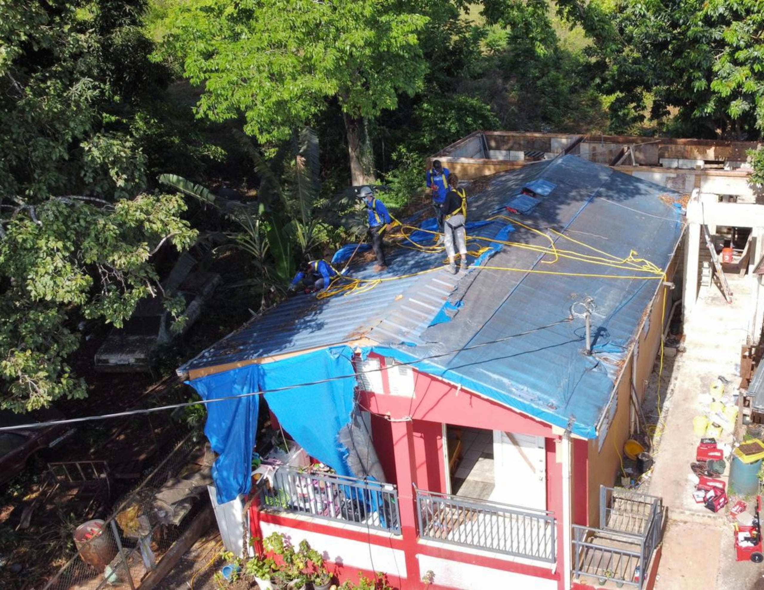 Una casa con un toldo azul en el techo.