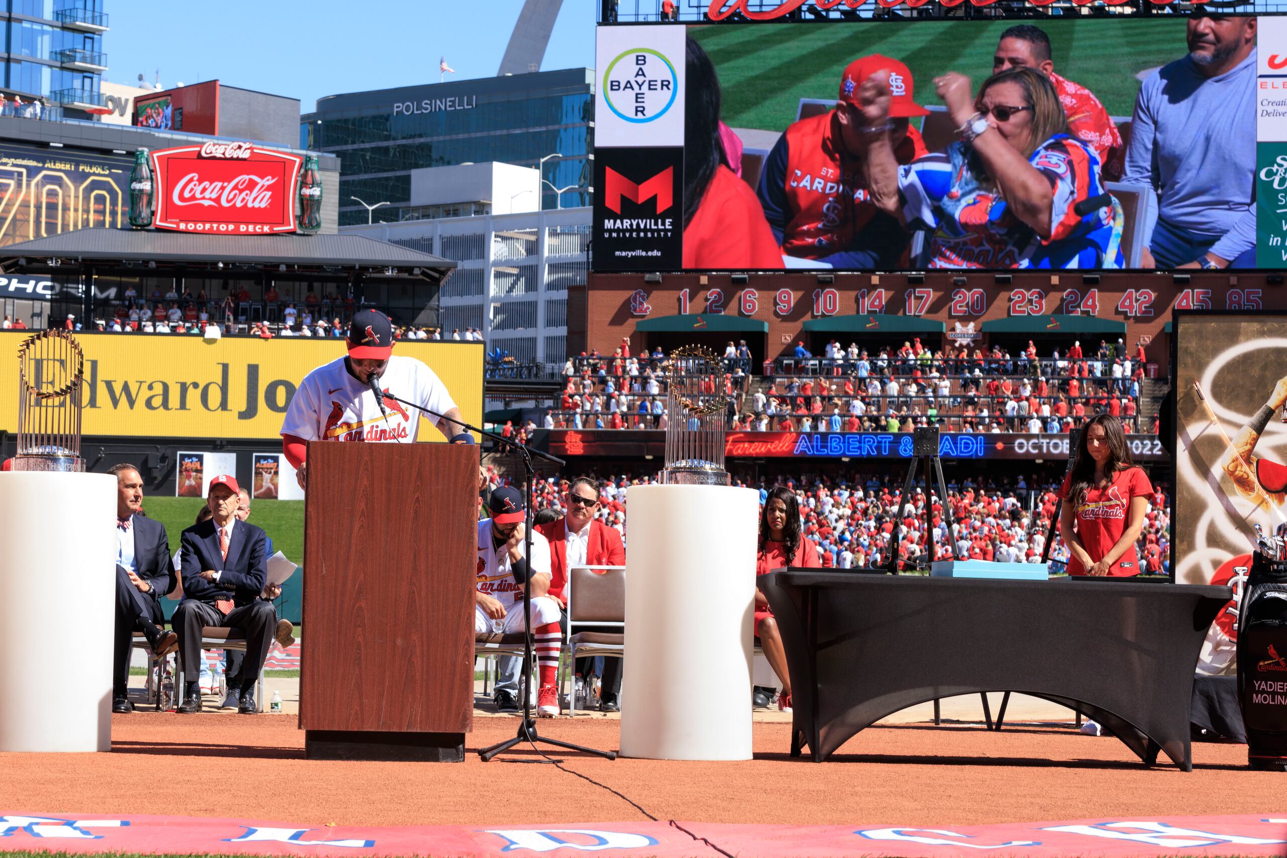 Yadier Molina se emocionó al hablar ante el público sobre su madre.