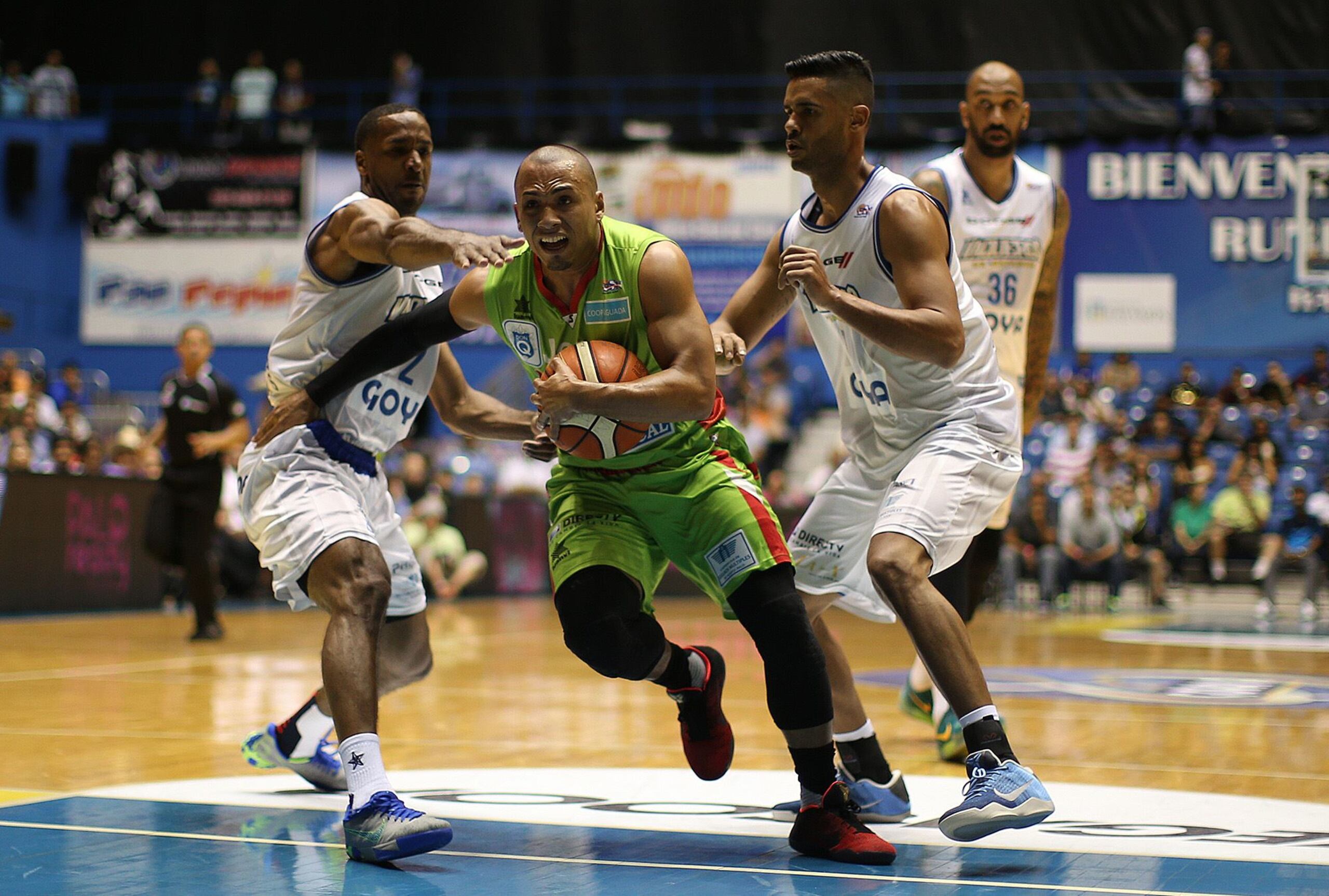 Alex Abreu (centro) fue premiado como el Progreso del Año de la temporada 2016 del Baloncesto Superior Nacional. (Archivo / GFR Media)