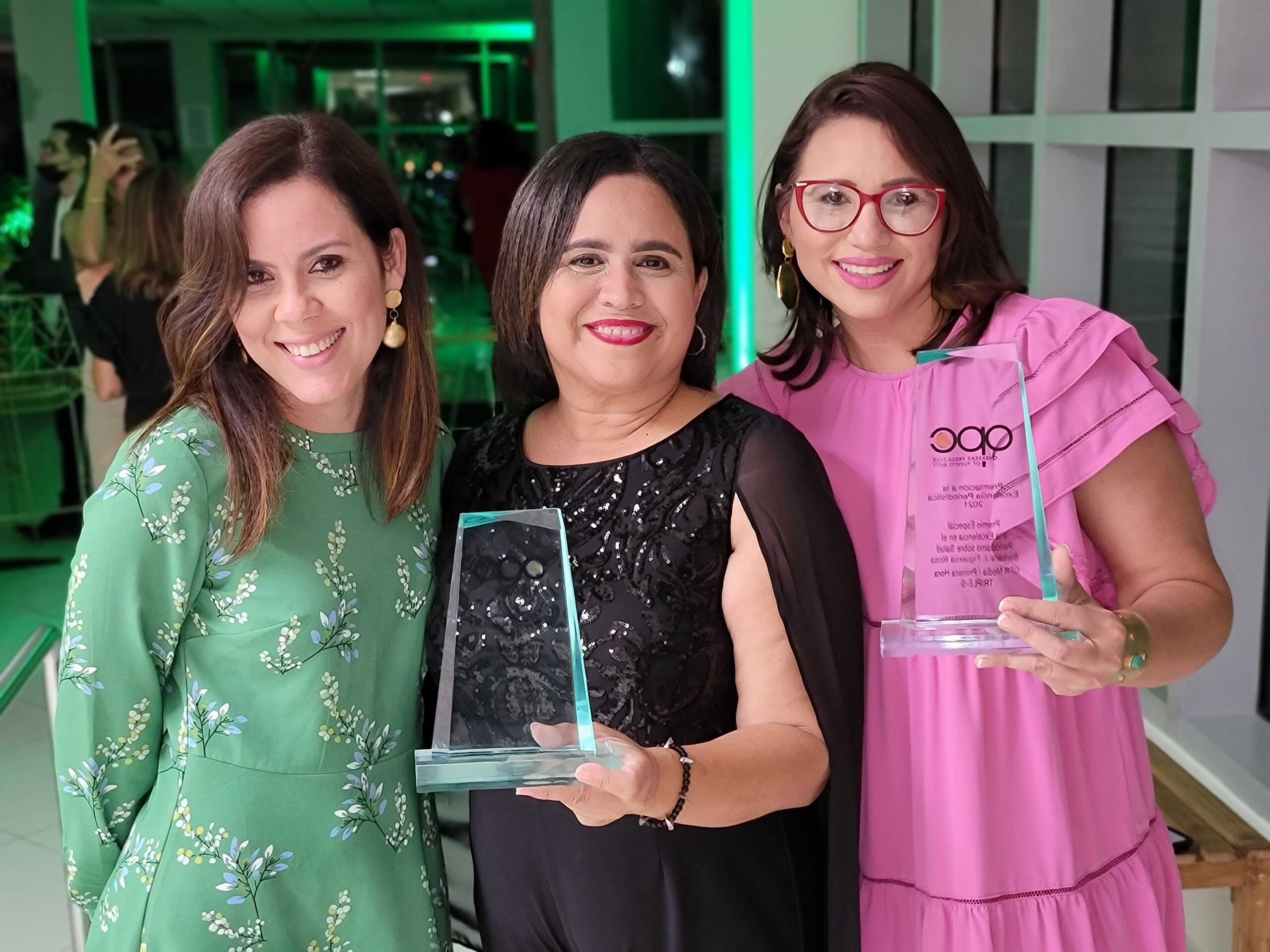 Rosalina Marrero-Rodríguez, Sandra Torres y Bárbara Figueroa Rosa (de izquierda a derecha) muestran el galardón que ganaron en la categoría de mejor Cobertura Especial de un Evento Planificado por la serie “Pandemia: un año después. Del cáos a la esperanza”.