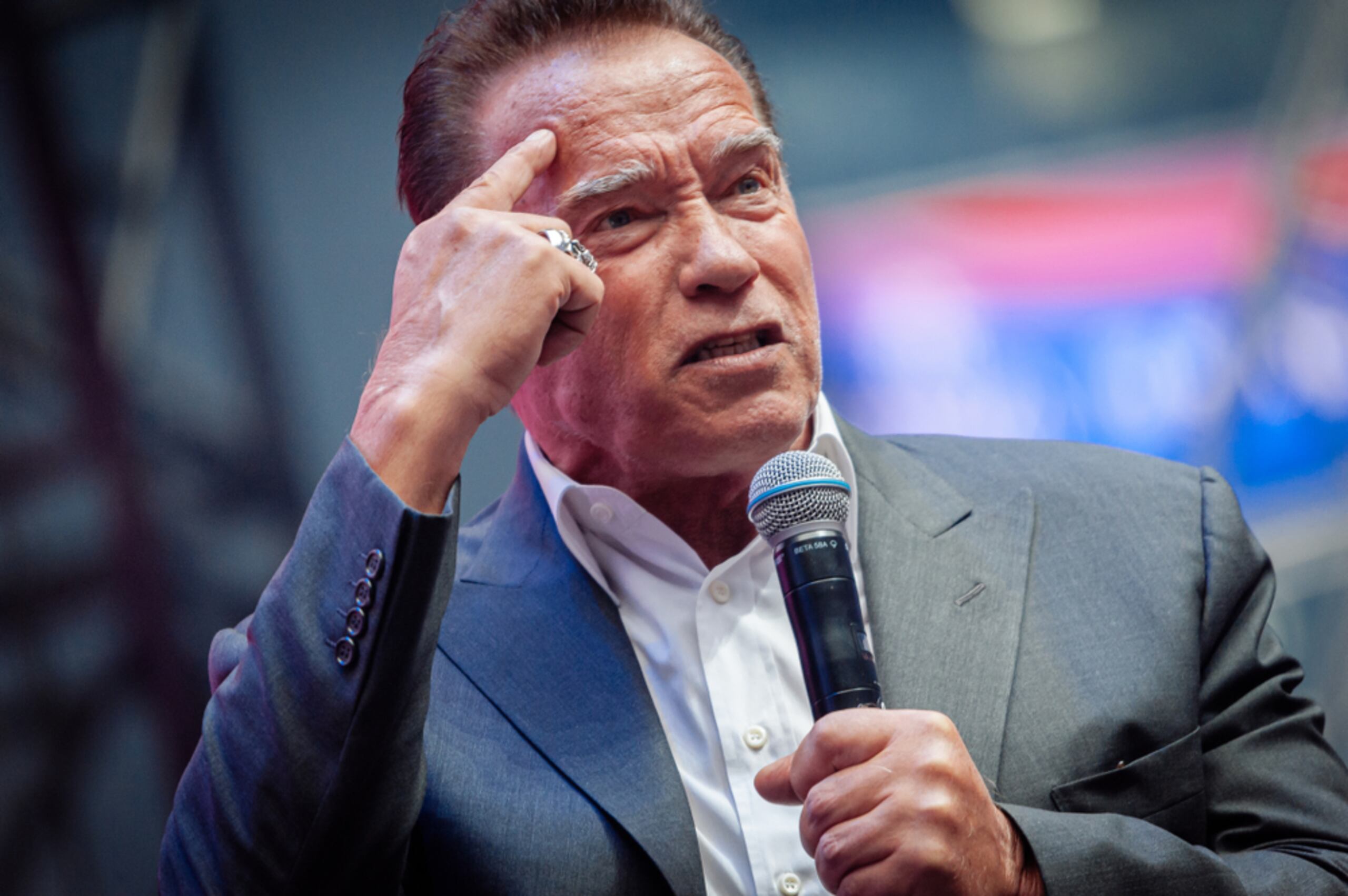 Schwarzenegger, nacido en Austria, se refirió a la conocida como la Noche de los Cristales Rotos de 1938 en la que los nazis atacaron casas y negocios de judíos en Alemania y que sirvió de preludio al Holocausto.