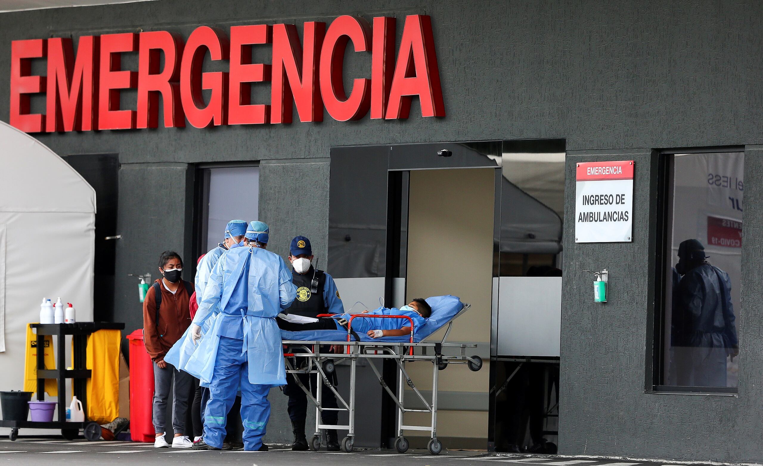 Vista de la entrada de la unidad de emergencia de un hospital en Quito (Ecuador), en una fotografía de archivo. EFE/José Jácome
