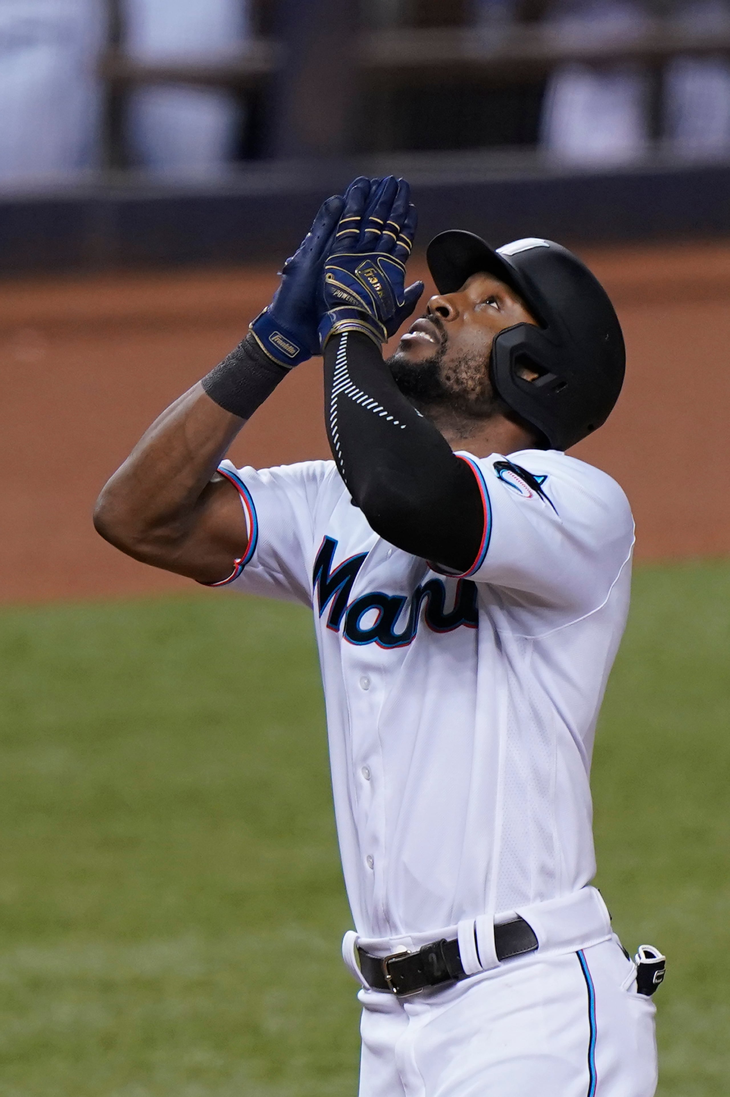 Starling Marte, en su primer juego con los Marlins de Miami, celebra al llegar al plato tras sacudir su decisivo cuadrangular del martes ante los Azulejos de Toronto.