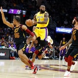 LeBron James anota 38 puntos en triunfo de los Lakers en Cleveland