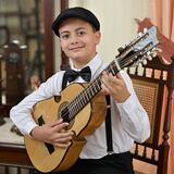 Niño cuatrista dedica concierto para ayudar a personas sin hogar 