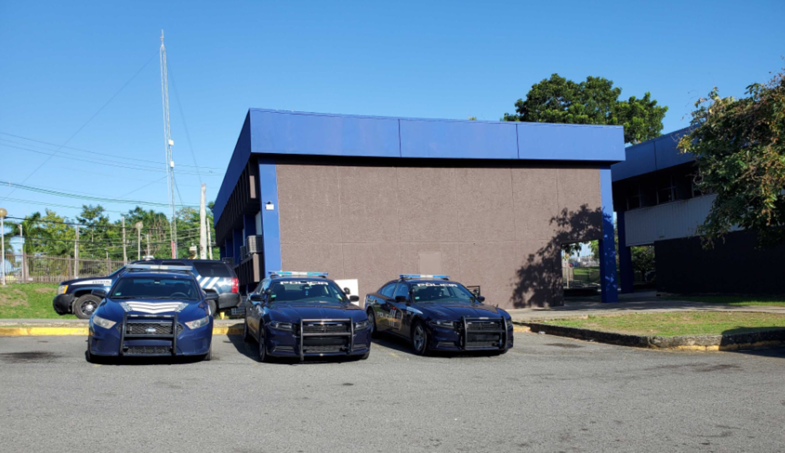 Las patrullas de la Policía en Guaynabo estaban este sábado estacionadas, pues solo había asistido un agente en el cuartel.