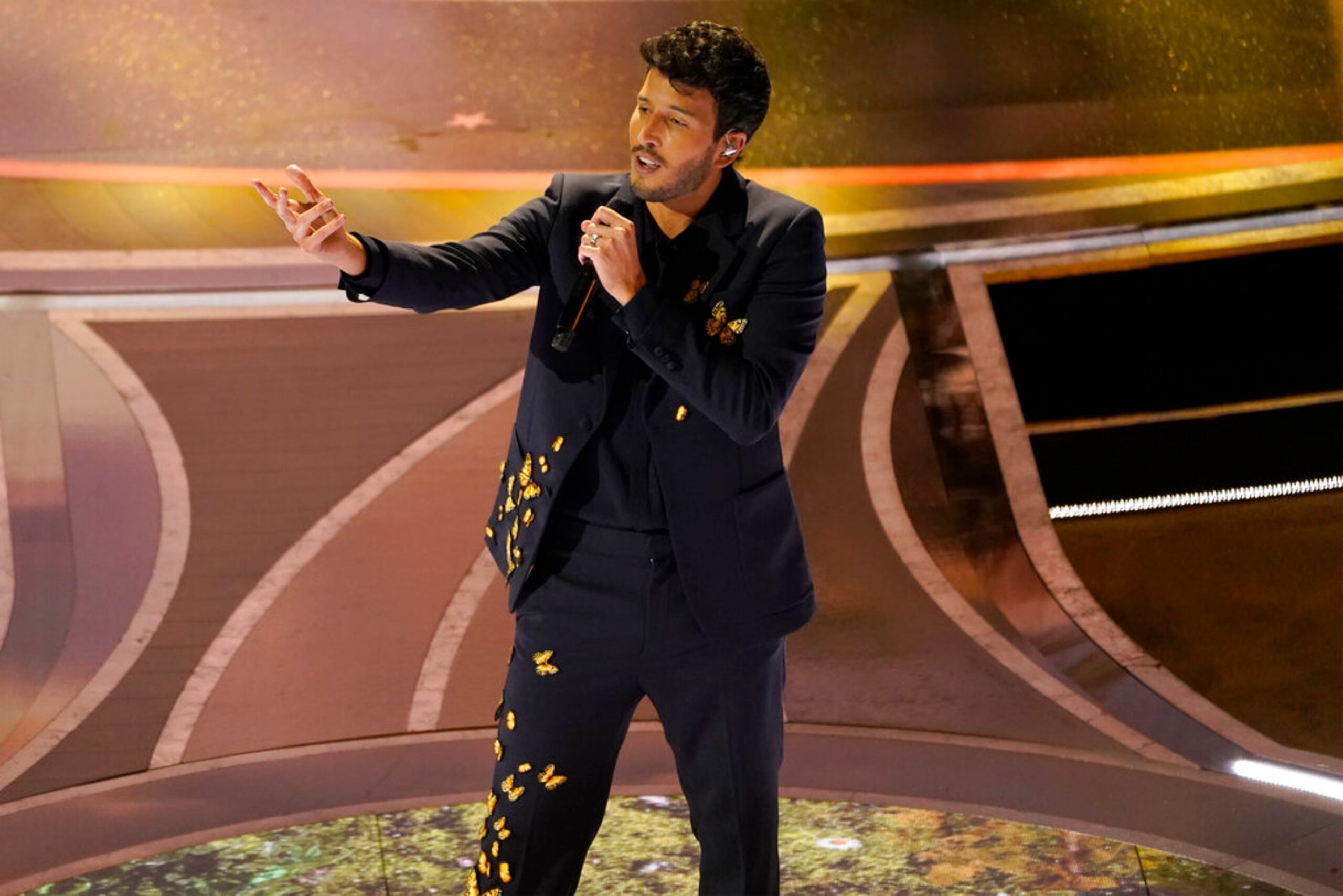 Sebastián Yatra durante su interpretación de "Dos Oruguitas" en los premios Oscar el 27 de marzo de 2022, en el Teatro Dolby, en Los Ángeles.