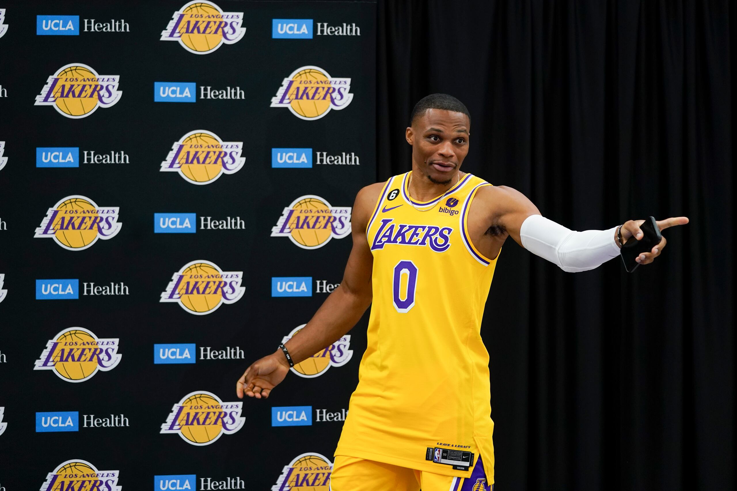 Russell Westbrook  de los Lakers de Los Ángeles llega a la conferencia de prensa en el día de medios del lunes 26 de septiembre del 2022. (AP Foto/Jae C. Hong)