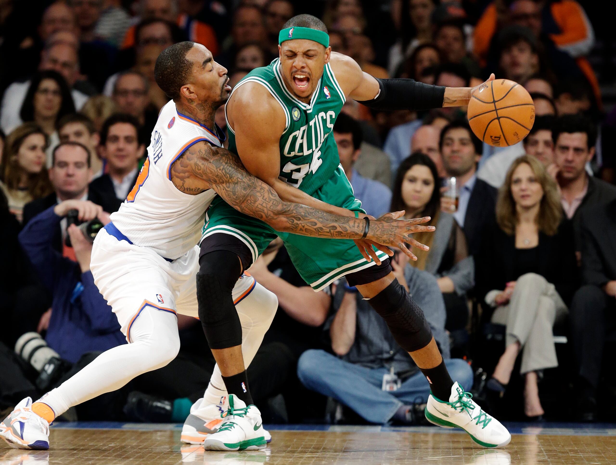 El excanastero de los Celtics de Boston, Paul Pierce, con el balón, encabeza el grupo de la Clase 2021 del Salón de la Fama del Baloncesto que será exaltada en septiembre.