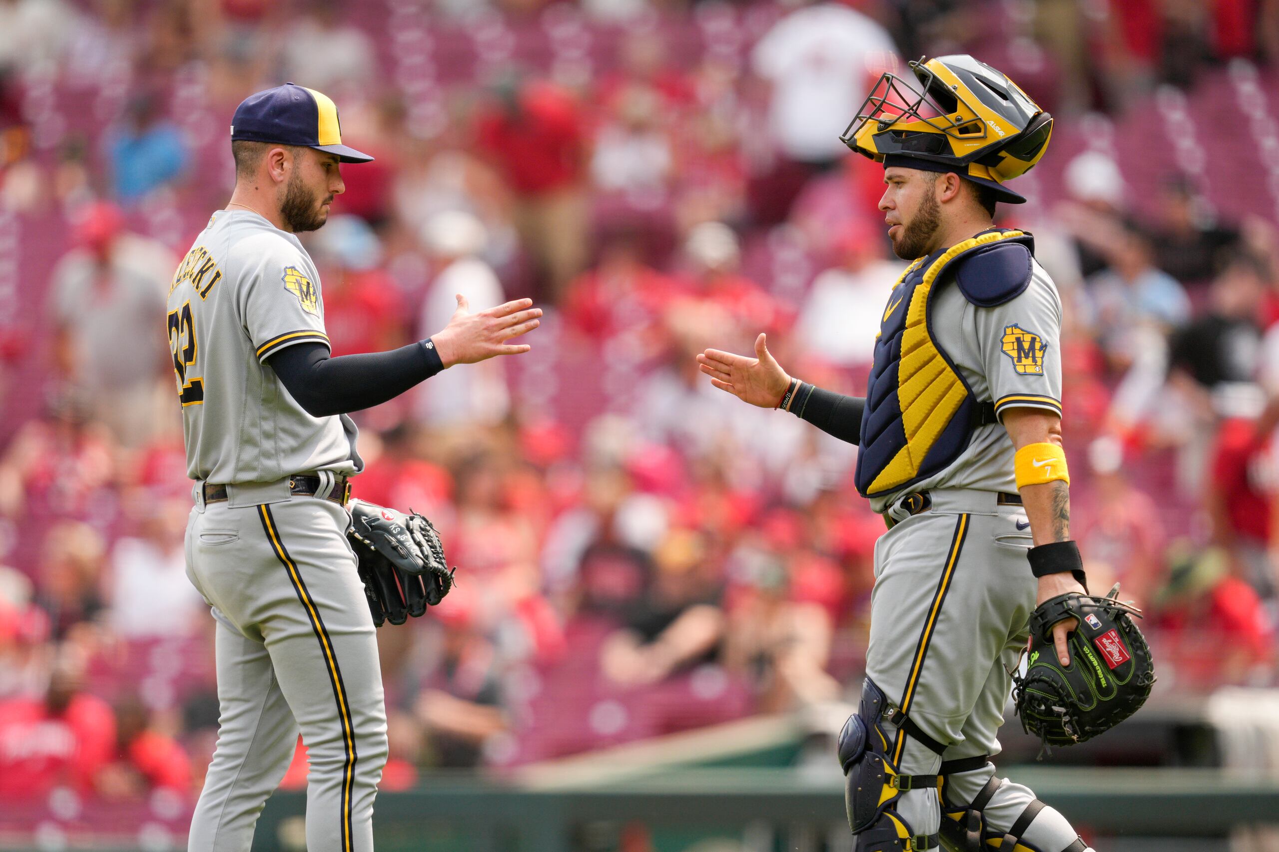 Víctor Caratini -derecha- felicita a Peter Strzelecki luego de cerrar la victoria 5-1 de los Brewers en que el boricua aportó ofensivamente un enorme cuadrangular.