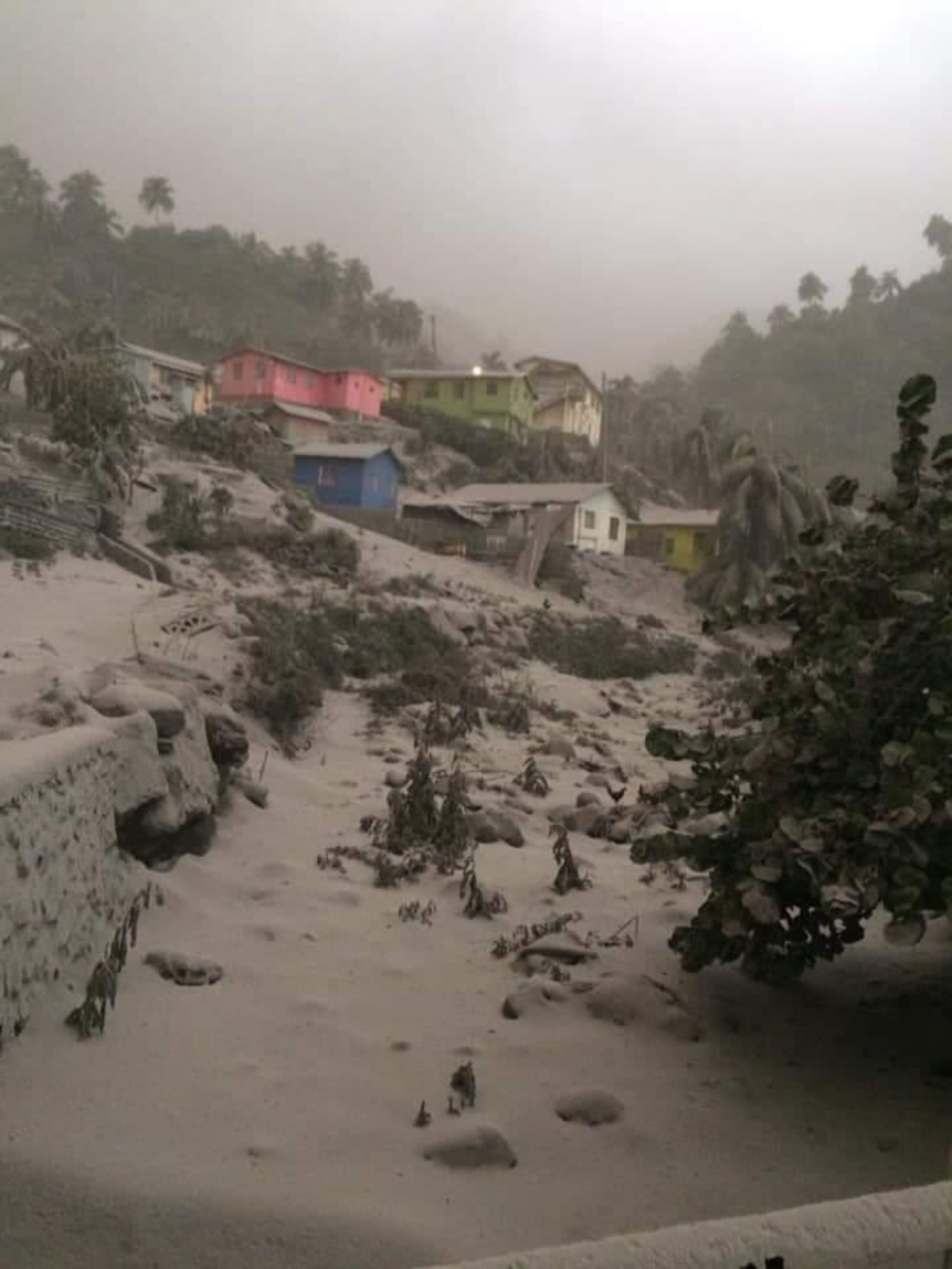 La comunidad científica teme que continúen durante horas e incluso días las explosiones en el volcán La Soufriere en San Vicente y las Granadinas, cuya actividad habría provocado la muerte de una persona y la evacuación de al menos 16,000, en un esfuerzo que se ha hecho difícil debido a la pandemia.