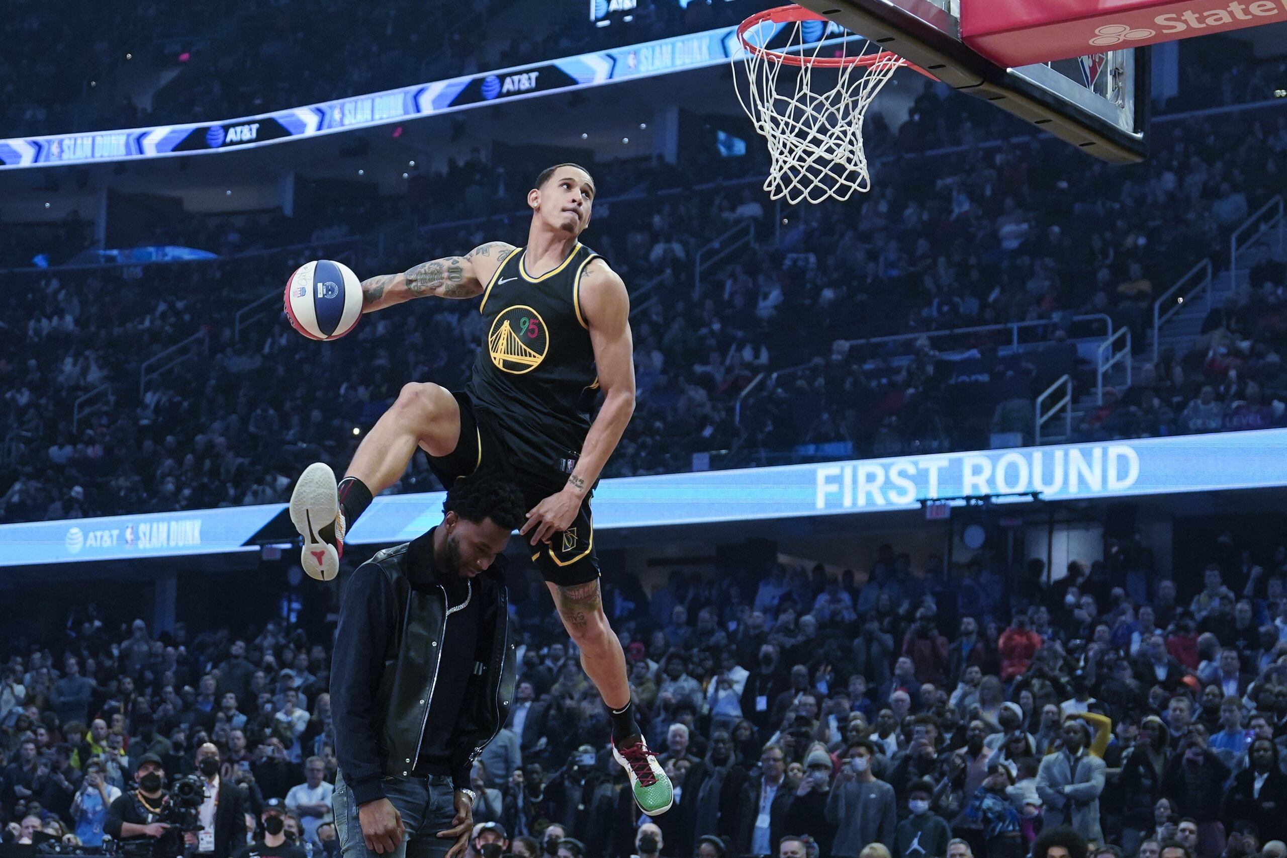 Juan Toscano-Anderson, de México, se eleva para donquear durante la competencia de donqueos de la NBA.