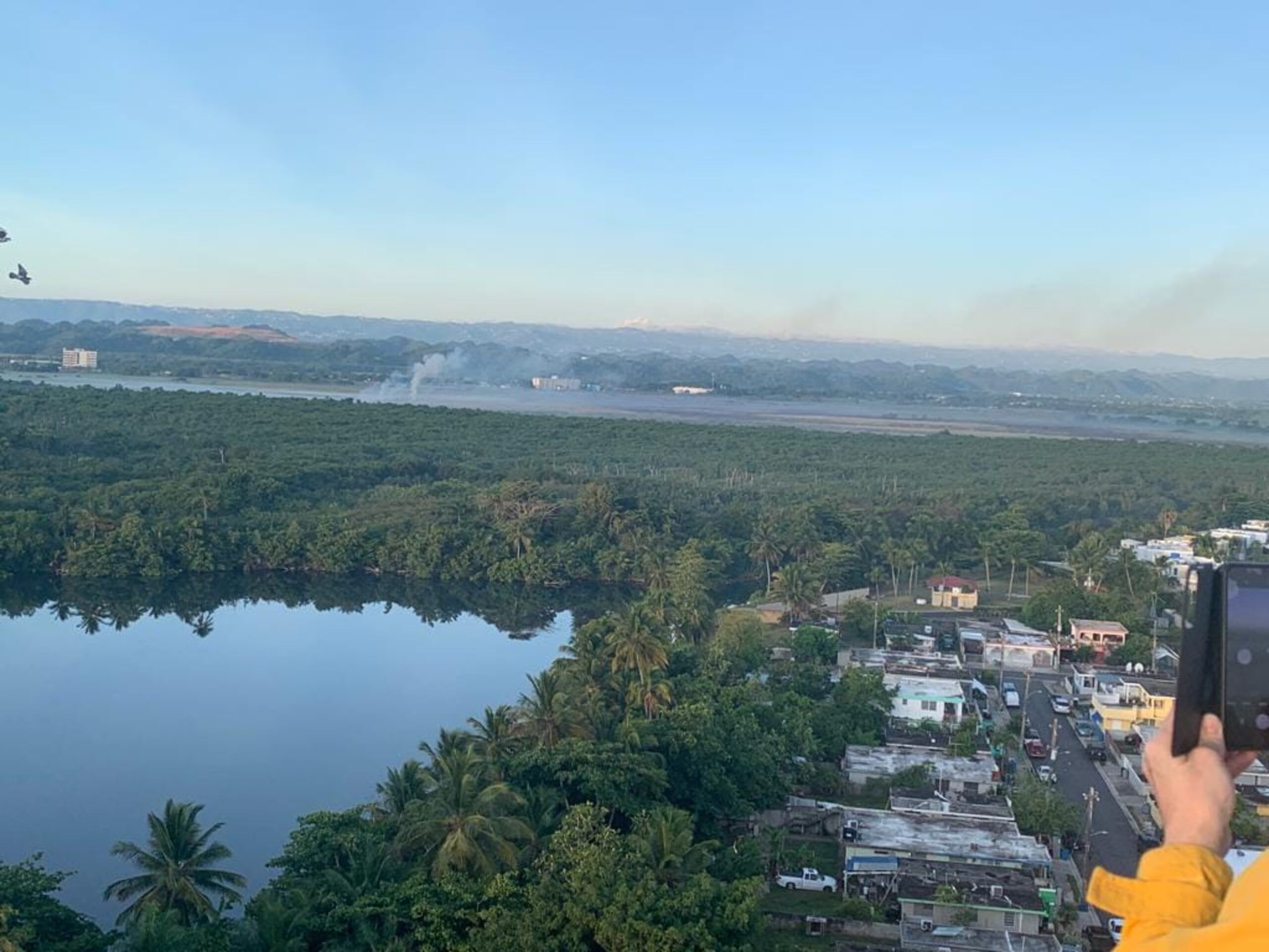 Así estaba el incendio forestal en Toa Baja durante la mañana del 3 de junio de 2022.