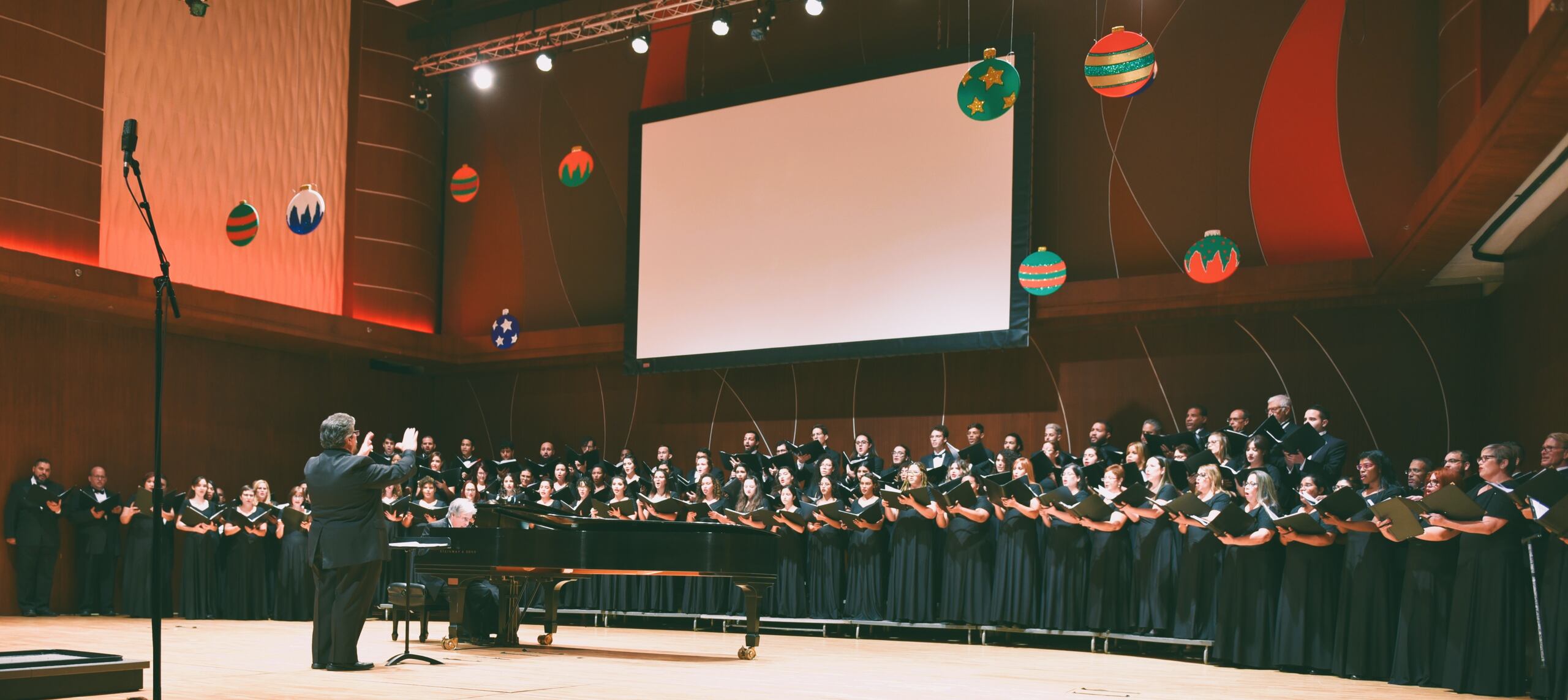 El Coro del Conservatorio será dirigido por el maestro William Rivera.